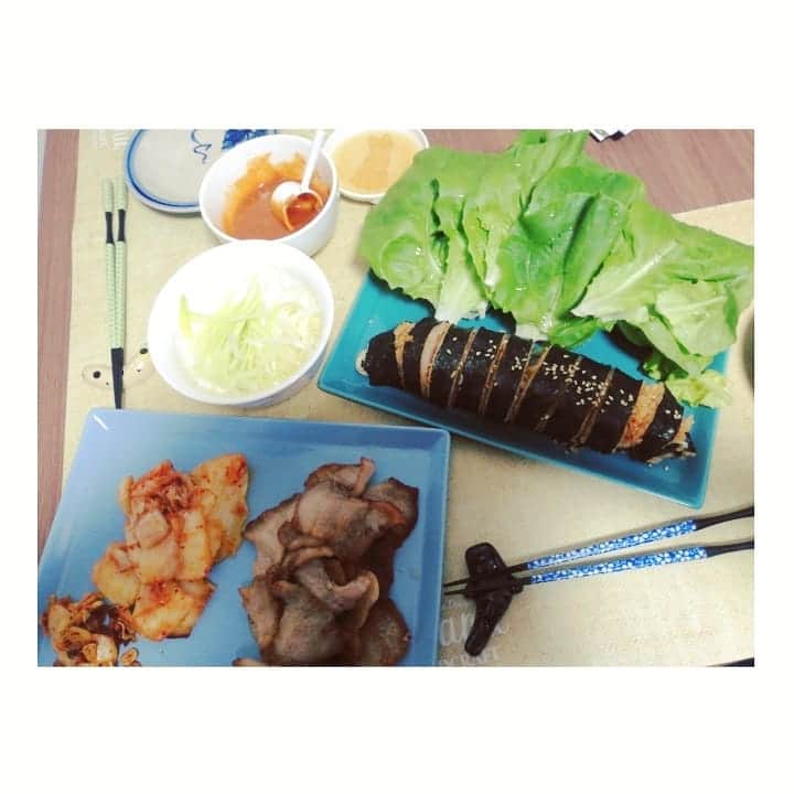 のインスタグラム：「この間の、韓国料理パーティー🇰🇷🌶️ 簡単サムギョプサルは安定の。まじうま！！ずっと食べていられる。 巷で話題のチーズキンパも作ってみたのだけど、早く食べたくて写真撮るの雑過ぎて全然チーズ感は納められなかったよ🤗味はうま♡ 注目ポイントは、かわいい犬柄の小皿と水族館で買ったジンベイザメ&チンアナゴの箸置きです🦈(食事じゃないんかい) 今度はもっとたくさんキムチ食べたーい！ #おうちごはん #サムギョプサル #チーズキンパ」