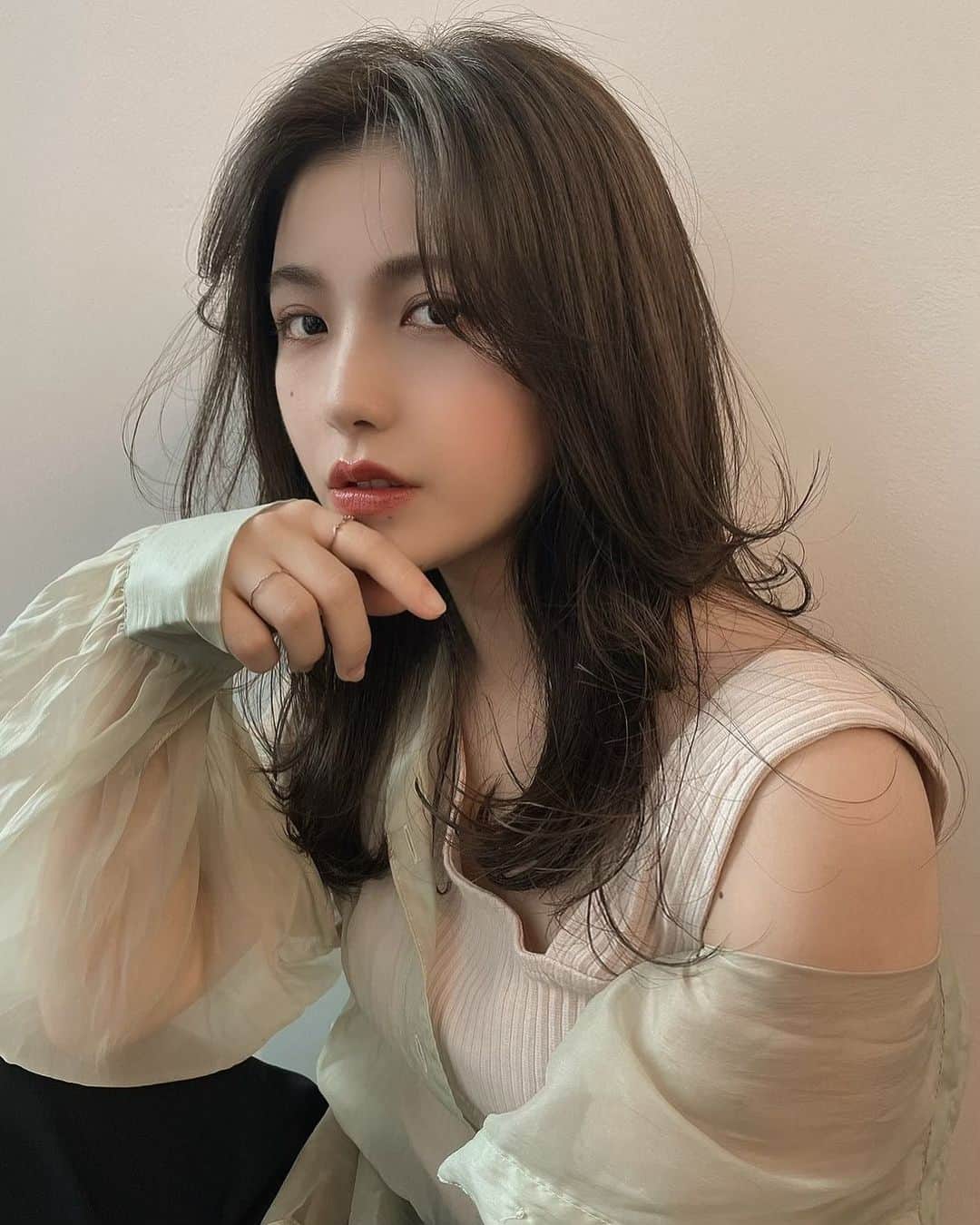 kasumiのインスタグラム：「. 今回のお髪はサイドバングとレイヤー多めです🥰 . 360度動きのある素敵なカット💃いつもありがとうございます！ . . 色落ちも伸びるのも既に楽しみすぎる🤤❣️ . #韓国ヘア #韓国風前髪 #韓国風スタイリング#レイヤーカット」