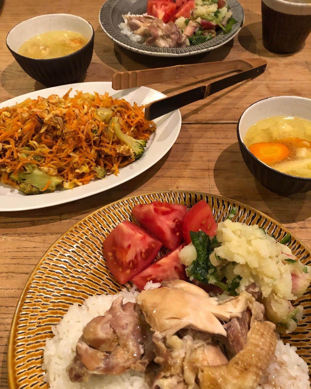 黄川田としえのインスタグラム：「一汁二菜や三菜を毎日基本に考えるけど、週の中日はだいたい手を抜きたいモードなので お味噌汁を作る手間を省いて #塩豚で3品  #茹で鶏で4品  などにしてラクします。  今日は茹で鶏にしてチキンライスと、人参しりしり。 一緒に茹でたじゃがいもでポテサラと新玉とキャベツ入れた茹で汁スープ。  人参しりしりは昨日の切り干し大根のサラダの残りをオリーブオイルで一緒に炒めて卵でとじてます。  人参は加熱することでβカロテンの（効果→免疫力強化や皮膚粘膜を丈夫に、アンチエイジングなど）吸収がアップ。 生で食べるラペも好きなんだけど、今日は寒かったから練習終わりのリーちゃんのためにも熱を入れて吸収率を良くしようと思って！  そして切り干し大根は本当に万能。 栄養（カルシウムなど）あるし買い置きしておけるし、和でも洋でも調理できる。炊き込みご飯にしたりスープの出汁にしたり色々使えます。  昨日はみんな大好き&作るのラクな #厚揚げと小松菜の無国籍炒め でのっけご飯でした。豚肉入れて。  忙しいときや手を抜きたい時は、これを作っておけば間違いないっていう自分の定番をがんばらないで作るようにしてます。ワンパターンでオッケー👌  #定番ご飯 #tottogohan #totto切り干し大根サラダ  #あと一品おかずいろいろ」