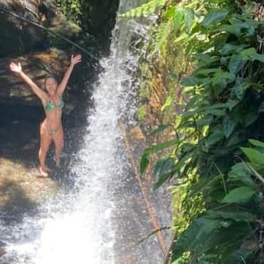 Eliana Michaelichin Bezerraのインスタグラム：「Quem aí tbm vira criança? Sou tão feliz assim... Obrigada mãe natureza por sua energia e força. Bora que hoje tem gravação ❤️ P.S.: não adianta dar zoom porque a resolução tá ruim kkkk #maenatureza #forçadanatureza #energia」