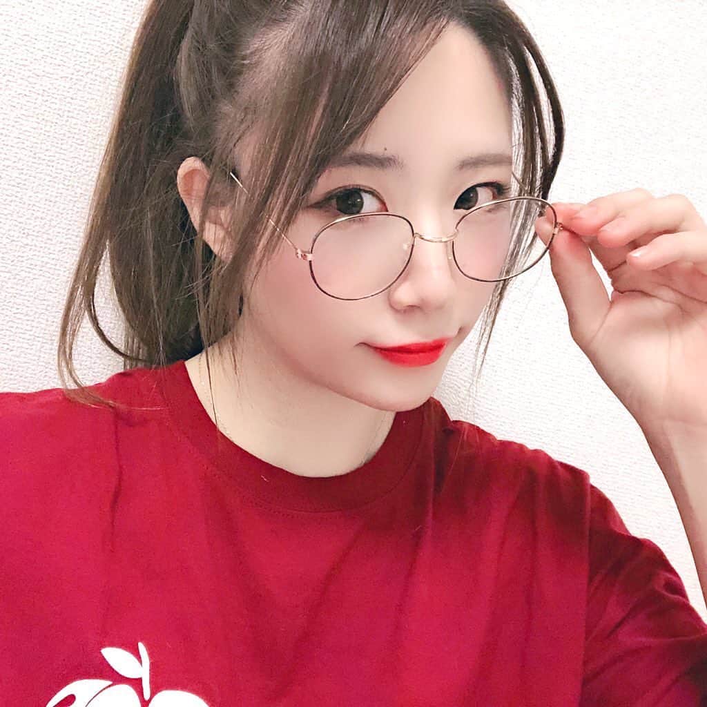 AKARIのインスタグラム：「本日はYouTube生配信お休みなので Instagram、鬼更新します！ . ① . . . #dailylook #fashion #ootd #music #musician #bass #bassguitar #acdc  #bassist #japanesegirl #japan #follow #pink #koreanfashion #bassgram #groove #slapbass #basssolo #YouTube #youtuber #bass #ベース #ベース女子 #red #akaちゃんねる　#bassgirls #ベース弾いてみた」