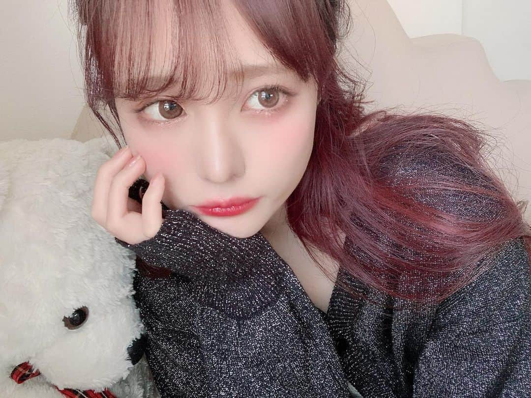 メルのインスタグラム：「マスク生活が続いてお肌の悩みが増えているってことで GROLIEスターターセットをいただいたのでレビューしまする❕  GROLIE調べたら 医師が選ぶおすすめのトリートメントクレンジング部門 肌に悩む女性が選ぶトリートメントクレンジング部門 肌の変化が期待できるトリートメントクレンジング部門 で3冠を達成しとるらしくて期待大☺️  マスクの擦れであご周りが残念なことになっとるんやけど、 このスターターセットは保湿をしてくれつつ ビタミンCの多いキウイエキスを使っとるナイトクリームが美肌をサポートしてくれるみたい❕  １週間使い続けてみて１番実感したのは 乾燥による粉ふきとかメイク崩れが減ったことかな？ 私の肌が冬の乾燥にとにかくよわいけん保湿高いのはすごく助かる🥺 あと、あご周りの肌の治安は完全に治ったわけじゃないけど 吹き出物にきくビタミンC（ナイトクリーム）塗り続けたらよくなりそうやなって思った🧐  あくまで私の意見やしお肌の悩みって人それぞれやけん スターターセットでお試しするのもありだと思いました✌🏻♥️  （＠glorie.official） #glorie #グロリエ #GLORIE #スキンケア #基礎化粧品 #スキンケア #化粧水 #美容液 #ツヤ肌 #透明感」