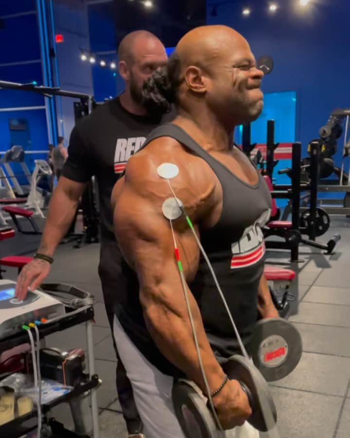 カイ・グリーンのインスタグラム：「Feeling the surge with some shock training⚡️  Today’s session kicked into overdrive when hooked up 🔌 The currents manipulate the nervous system to increase blood flow and range of motion to boost performance. This technology truly shines in the area of rehabilitation as well, working wonders inside the body to accelerate healing processes.」