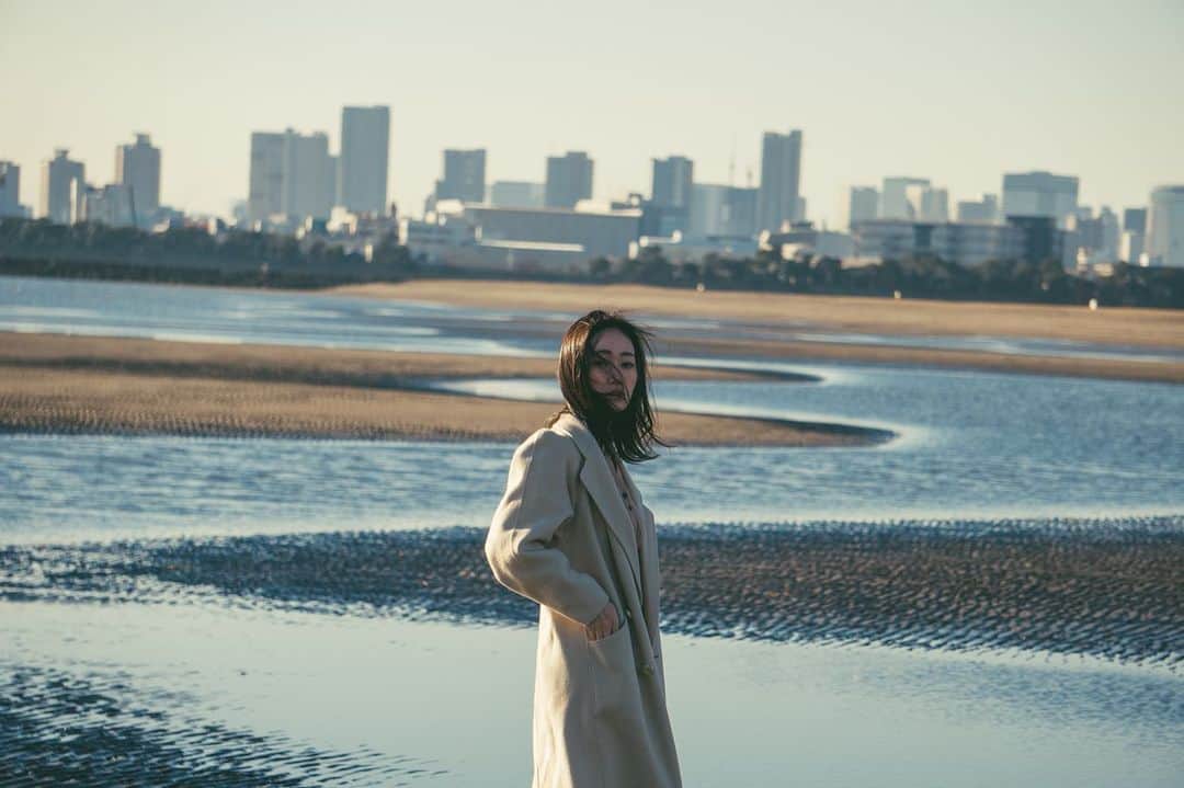 江守沙矢さんのインスタグラム写真 - (江守沙矢Instagram)「うねうねうねと この引き潮の感じかっこよかったなぁ  #写真に物語を #物語のある写真を撮りたい   . . . . #カメラで日常に魔法を  #絵みたいな写真  #東京カメラ散歩 #カメラを持って旅に出よう　#traveljapan #travelphotography  #カメラ女子 #東京女子旅 #東京観光  #ポートレート #カメラがある生活 #ポートレート生活　  #portrait #カメラを持って出かけよう #japanesegirl #季節のポートレート #カメラのある生活 #カメラ好きな人と繋がりたい #写真好きな人と繋がりたい　#ポートレート好きな人と繋がりたい #人を撮りたい　#何気ない毎日が幸せ　#透明感のある世界 #日々是好日　#日常をドラマチックに #日常をきりとる　#絶景ポートレート　#海ポートレート」2月17日 22時26分 - saya_emori