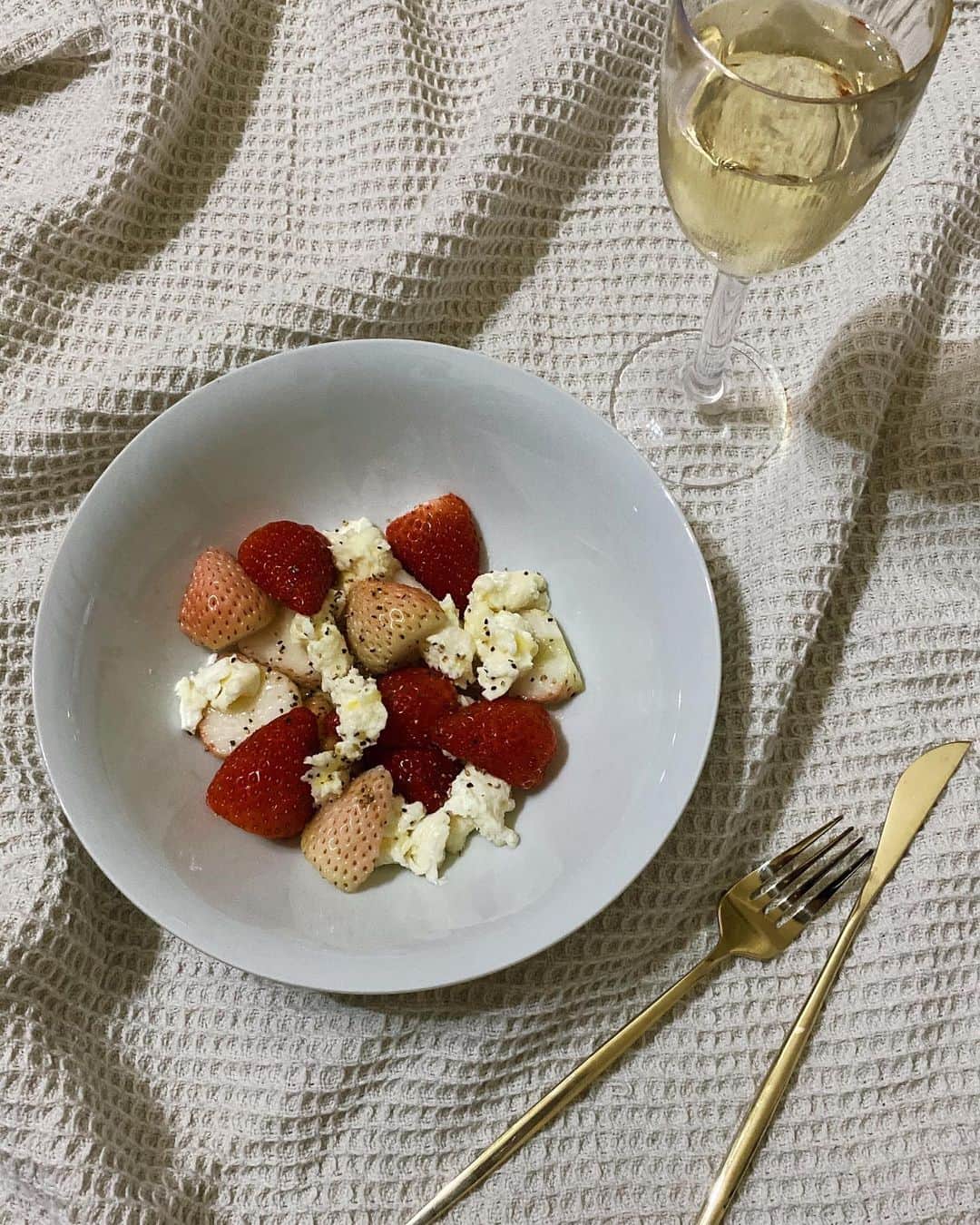 佐藤あずみのインスタグラム：「🍓🧀❤️  苺カプレーゼ作って一人乾杯🥂  #苺カプレーゼ #ハンバーグ #strawberry #caprese #strawberrycapresesalad #hamburg」