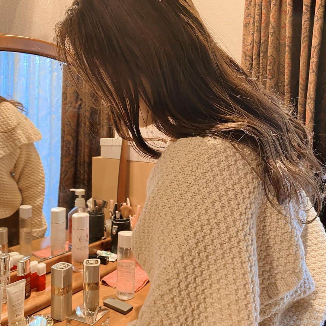 MEGのインスタグラム：「👵🏻‘s 💄room 🤍 ㅤㅤㅤㅤㅤㅤㅤ ホテル予約のポイント① ・お洒落で安いホテルを探すときは”agoda “ ・ラグジュアリーなホテル、記念日などに泊まるとき“Ozmall” ・キッチン付きのお部屋を何泊か借りたいとき“Airbnb” 全て上のアプリ入れてチェックしてる🍑 ㅤㅤㅤㅤㅤㅤㅤㅤㅤㅤㅤㅤㅤ #ニットコーデ #ドレッサー  #코디#코디스타그램 #옷스타그램#데일리룩」