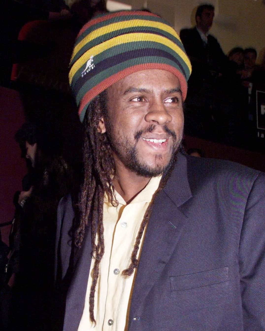 ルモンドのインスタグラム：「C’est tout un pan du reggae et du hip-hop hexagonal qui disparaît avec la mort soudaine de Tonton David, 53 ans, mardi 16 février. De son vrai nom David Grammont, le chanteur avait popularisé le raggamuffin, en 1990, avec son morceau Peuples du monde, parodié par le trio comique Les Inconnus et dont beaucoup ont encore l’amorce en tête : « Issu d’un peuple qui a beaucoup souffert/Issu d’un peuple qui ne veut plus souffrir ». Les images du clip, réalisé alors par le jeune Mathieu Kassovitz, restent toujours d’actualité et emblématiques de la jeunesse des banlieues.⁣ David Grammont est né à La Réunion, le 12 octobre 1967. Son père, Ray Grammont, est l’ancien chanteur du groupe créole les Gil’s. Ses parents emménagent à Paris, lui fait quelques bêtises, part de chez lui et s’installe à Champigny-sur-Marne, dans le Val-de-Marne. Une petite amie logée dans un foyer pour jeunes lui fait rencontrer Puppa Leslie, un des pionniers du rub-a-dub. Auprès de ce dernier, il découvre le raggamuffin et sa culture. Avec Puppa Leslie, Princess Erika, Daddy Yod, Pierpoljak, les Saï Saï, il fréquente les sound systems, ces soirées underground où les « selectors » choisissent les meilleurs titres de la musique jamaïcaine, du reggae roots au dancehall, pour que les « toasteurs » psalmodient leurs textes. Ils répètent dans des squats, font les beaux jours d’un lieu mythique du reggae à la française, la péniche Rubis.⁣ Après des titres engagés comme Sûr et certain (contre le Front national) et le tendre My Number One, extraits d’Allez leur dire (350 000 exemplaires vendus), Tonton David remporte un énorme succès avec la chanson Chacun sa route, chantée aux côtés de Geoffrey Oryema et de Manu Katché pour la bande originale du film Un Indien dans la ville.⁣ -⁣ Tonton David à l’Olympia, à Paris, en 1999. Photo : Pierre Verdy / AFP (@afpphoto)⁣ -⁣ #musique #tontondavid #reggae」