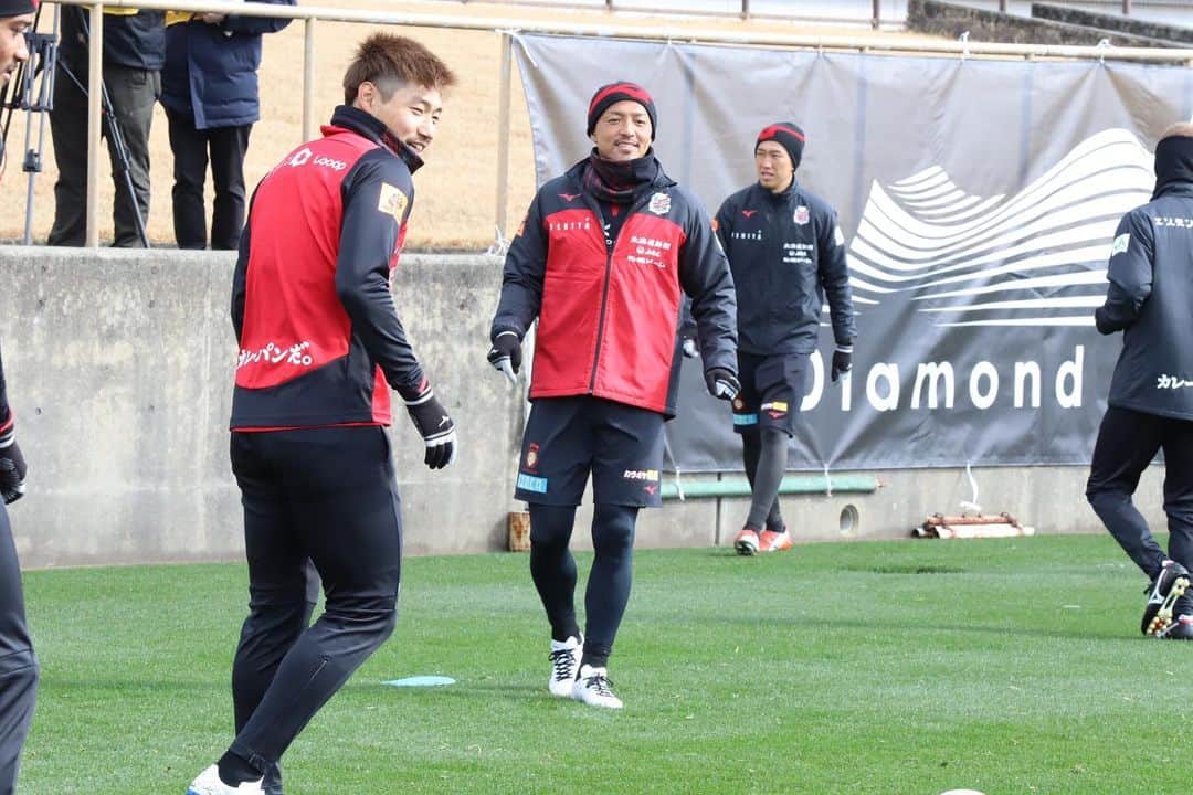 のインスタグラム：「今日から熊本キャンプ😊  天気は良いけど寒いなぁって思ってたら吹雪🥶 足指悴みすぎて感覚なかった😨 それでも 寒さに負けず頑張っていきます🤣  #サッカー  #楽しむ  #熊本  #キャンプ  #最終調整  #良い準備を良い雰囲気で  #asics」