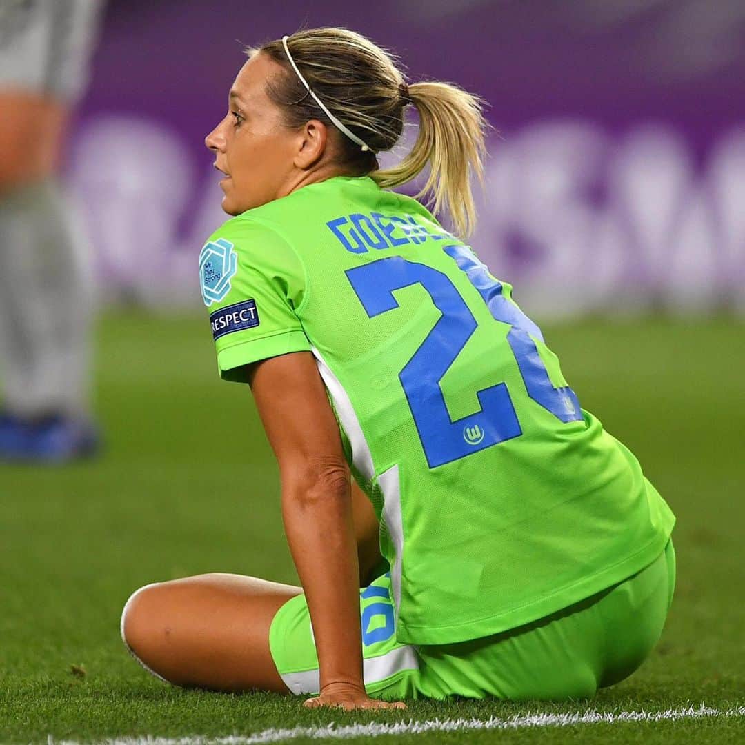 レナ・ゲースリンクのインスタグラム：「Wie ihr wahrscheinlich aus den Medien erfahren habt, muss ich LEIDER den Verein, nach 10 ERFOLGREICHEN Jahren, verlassen.  Ich hätte meine sportliche Karriere SEHR gern bei dem Verein beendet, bei dem ich meine größten Erfolge feiern durfte - hier beim VfL. Sportlich als auch privat, habe ich mich hier immer sehr wohl gefühlt, hatte eine wunderschöne Zeit, in der ich als Spielerin, aber auch als Mensch, gereift bin. 10 Jahre VfL! Im Sport, eine lange Zeit. Ich habe viele Erfolge mit dem Verein feiern dürfen.Ich habe hier viele tolle Menschen kennen gelernt und vor allem habe ich hier Freunde für‘s Leben gefunden.   Mit viel Herz und Leidenschaft habe ich immer für unsere grün weißen Farben gekämpft UND WAR IMMER HUNGRIG TITEL MIT DER MANNSCHAFT ZU HOLEN und habe jeden einzelnen Tag, hier in Wolfsburg, genossen.   Die Entscheidung des Vereins gilt es FÜR MICH zu akzeptieren und respektieren. So ist ES IM PROFISPORT UND IM FUSSBALL.  Ich werde die nächsten Monate genießen und weiterhin alles für den in den VfL geben, um den größtmöglichen Erfolg in dieser Saison zu erreichen - hoffentlich mit dem einen oder anderen Titel gekrönt.   Vielen Dank für eure unzähligen Nachrichten und eure Unterstützung in den 10 Jahren.  Eure Lena 🐺💚」