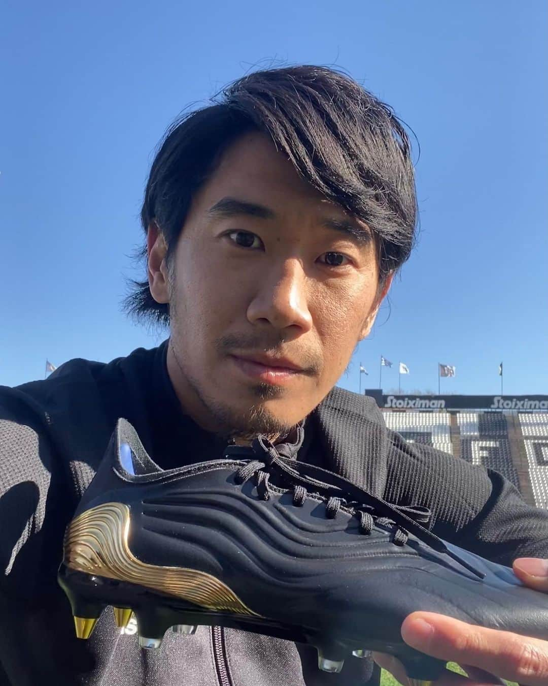 香川真司のインスタグラム：「久しぶりのレザースパイク👍 #コパ #優雅なタッチの秘密に迫れ #adidasFootball #sk23 #adidasgr」