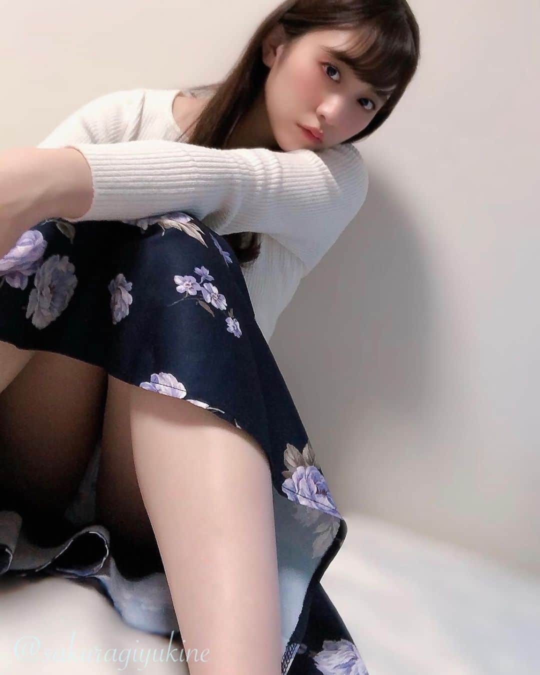 桜木優希音さんのインスタグラム写真 - (桜木優希音Instagram)「ひょこっ|ω･｀)💓  💙👗💙👗💙  #ちらり #白 #花柄スカート #白セーター #ちょこんと#ランジェリー #lingerie #色白 #可愛い #かわいい #美女 #美人 #美脚 #美腿 #目指す #tagsforlikes #japanesegirl #tokyogirl #instalikes #お出掛けしたい #ロングヘアー #寒い #寒暖差激しい #冷え性 #薔薇キス #clubhouse #脚フェチ #足フェチ #lowangle #ひょっこり」2月17日 22時45分 - yukinsaky__