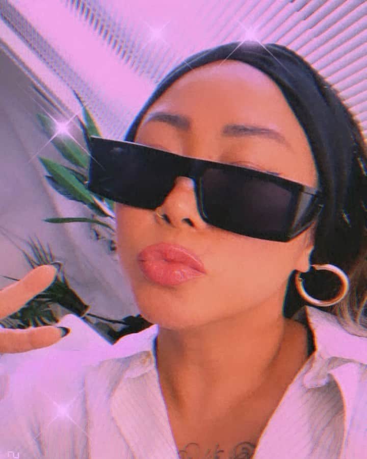 ルナのインスタグラム：「マスクじゃなくてサングラスしたいわい🐼😎👻. #sunglasses #家でサングラス」