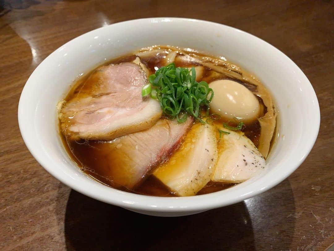 のインスタグラム：「神奈川に移転した最強のラーメン！ お正月にもすすりに行ったすぎ本さんです🍜 醤油も塩も究極の味わい。殿堂入りな美味しさです🍥 #susuru_tv #1791日目 #らぁ麺すぎ本 #すぎ本 #青葉台 #神奈川 #醤油特製らぁ麺 #塩らぁ麺 #超うまい  #ラーメン #らーめん #ramen #ラーメン部 #ramennoodles #毎日ラーメン生活 #麺スタグラム #japaneseramen #japanramen #foodstagram #foodie #noodles #instanoodle #instaramen #instafood #susururecommended #醤油ラーメン #塩ラーメン #神奈川ラーメン」