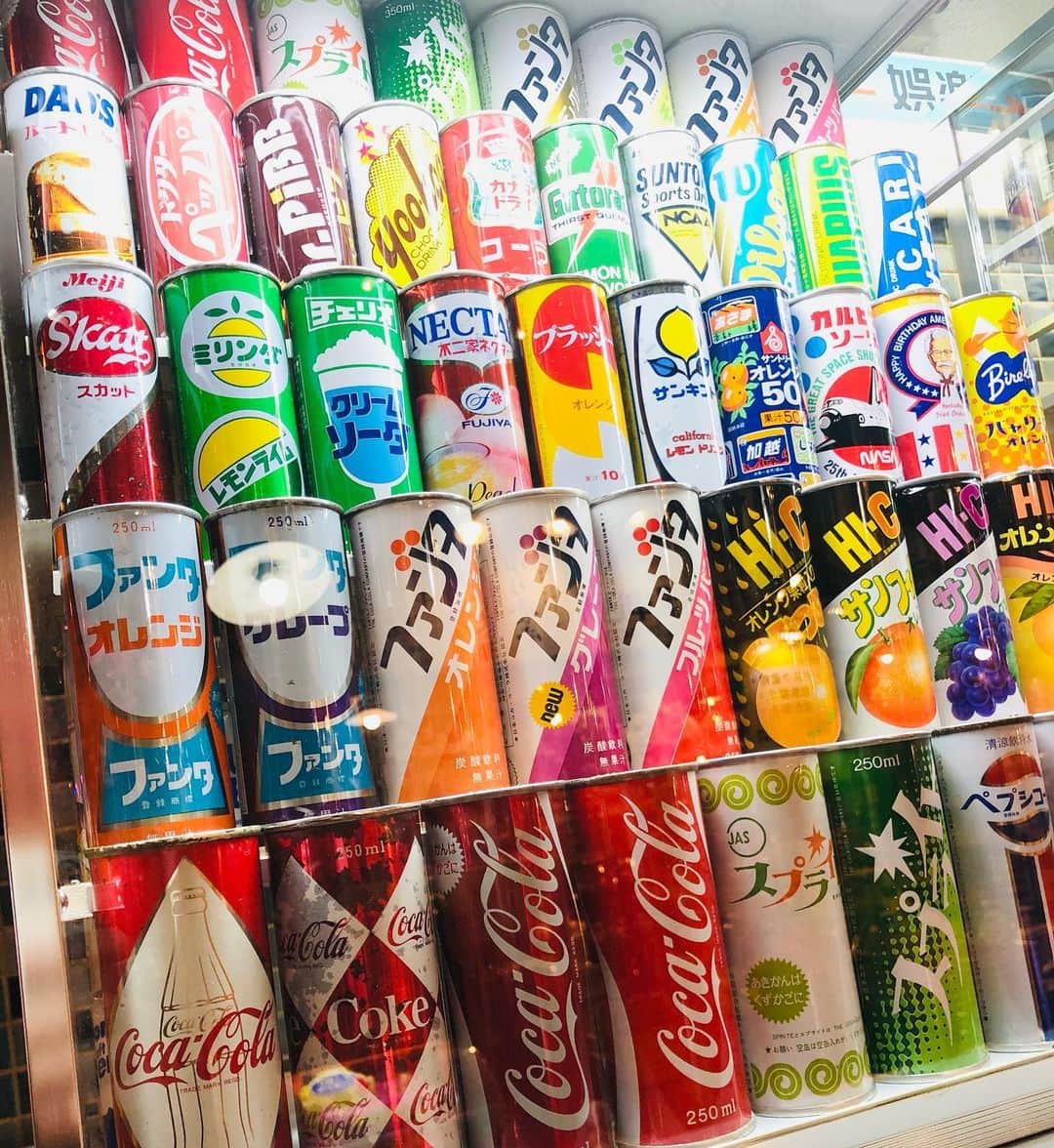 マイケル富岡のインスタグラム：「わ‼︎ どれ知ってる？ルートビア ドクターペッパーにyoo-hoo…懐かし過ぎるドリンクたちと♡ #昭和 #レトロ #ドリンク #懐かしい #最強ラインアップ #マイケル富岡 #俳優 #タレント #撮影 #actor #actorslife #shooting #love #timemachine #retro #can #drink #rememberthese」