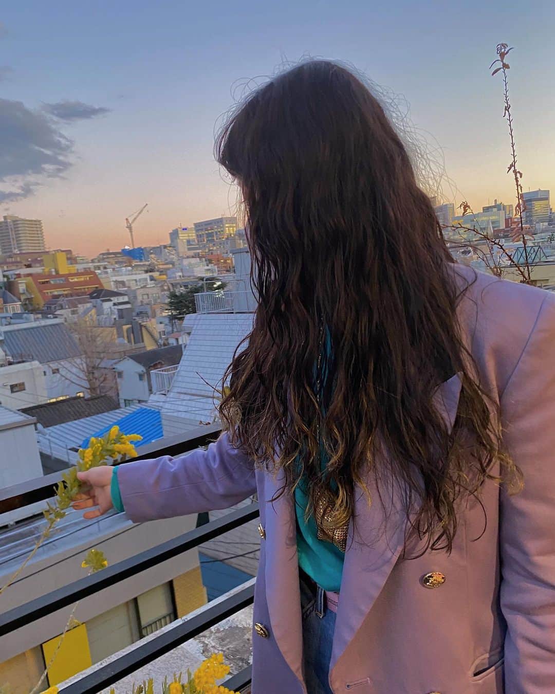 相羽瑠奈のインスタグラム：「🌅今日はついにパーマをかけた…➿➿ いつも、三つ編みしてつくってたから😹 初パーマ！！！どうだろう！理想通りの仕上がりです嬉しい。。  @koji_suzuki_ さん本当にありがとうございます 😇 たくさんくるくるするのお疲れ様でした💫💫💫 写真お気に入りありすぎて選びきれないのでいっぱい載せちゃう  #hairstyle #permhair #パーマ #ロングパーマ #スパイラルパーマ #ウェーブヘア #ウェーブパーマ」