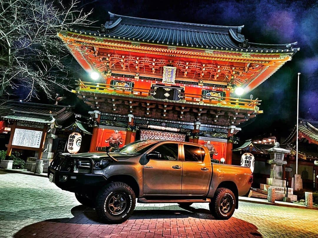 佐々木洋平のインスタグラム：「HILUX×神田明神随神門  #ハイラックス  #hilux  #toyota  #toyotagram」