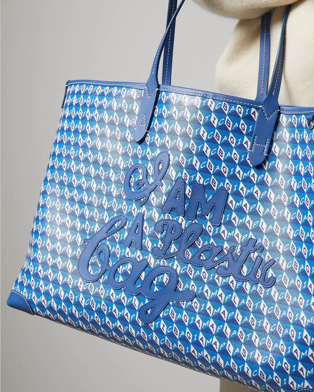 のインスタグラム：「Vivid blue. Another new colourway in celebration of 1 Year of #IAmAPlasticBag. Confident and fresh for Spring. 💙」
