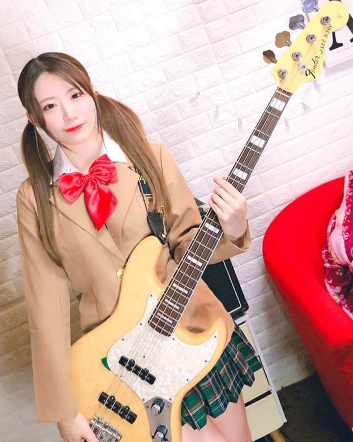 AKARIさんのインスタグラム写真 - (AKARIInstagram)「YouTube演奏動画のオフショット✨ . ⑧ . . . #dailylook #fashion #ootd #music #musician #bass #bassguitar #acdc  #bassist #japanesegirl #japan #follow #pink #koreanfashion #bassgram #groove #slapbass #basssolo #YouTube #youtuber #bass #ベース #ベース女子 #red #akaちゃんねる　#bassgirls #ベース弾いてみた」2月17日 22時54分 - akaringobass