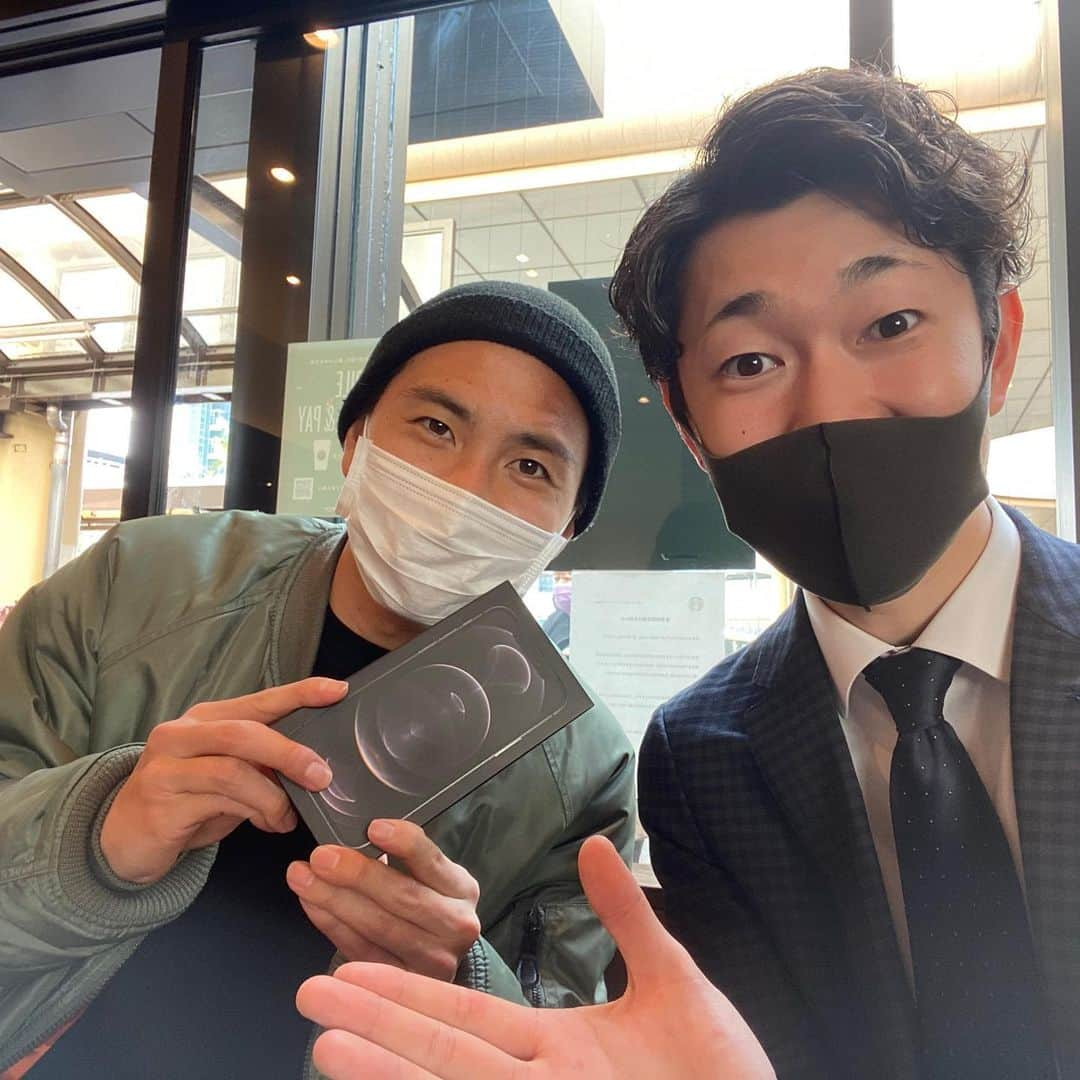 武岡優斗さんのインスタグラム写真 - (武岡優斗Instagram)「最新。  携帯を最新のにしてみた。 そしたらカメラがすんごい綺麗。  1枚目に 陽気な嫁はんを撮ってみた。 @wada_nana_official   お気に召していただけた笑  今までお店で変えてたけど 今回は紹介限定しか受け付けない やつで変えてみた。 出張サービスもあり、めっちゃ楽ちん過ぎてびっくり笑  気になる方はぜひ^ ^ @tatsuki_mobile  ありがとうございました^ ^  #最新のiPhone #iPhone #iPhone12 #iPhone12Pro #instagram #Instagram #カメラ綺麗過ぎ #驚き #陽気な嫁はん #撮ってみた #お気に召してくれた #写真撮る事が増えそうだ #現場からは以上です🙏」2月17日 22時47分 - yuto_takeoka17