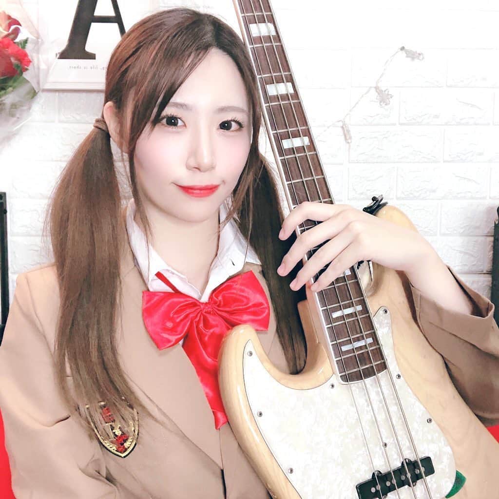 AKARIさんのインスタグラム写真 - (AKARIInstagram)「ベースJK☺️ . 10 . . . #dailylook #fashion #ootd #music #musician #bass #bassguitar #acdc  #bassist #japanesegirl #japan #follow #pink #koreanfashion #bassgram #groove #slapbass #basssolo #YouTube #youtuber #bass #ベース #ベース女子 #red #akaちゃんねる　#bassgirls #ベース弾いてみた」2月17日 22時55分 - akaringobass