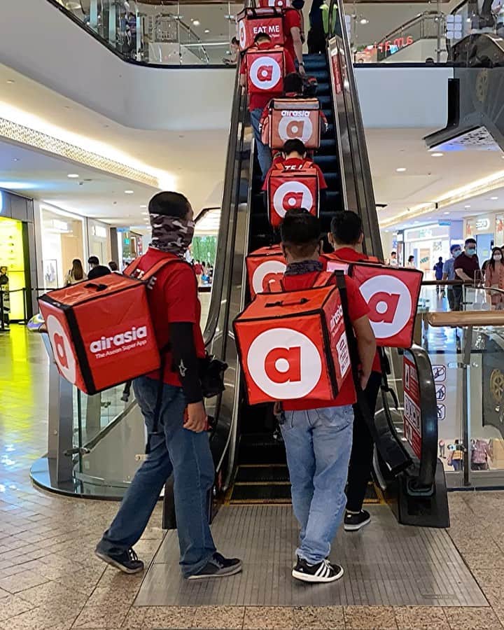 エアアジアのインスタグラム：「Let's GO RED! Spreading some red love around the streets! 🚗❤️🍲  Our @airasiafood #DeliverySquad was out sharing some lunch meals from @santan.asean to all riders — green, pink, and orange! 💚💖🧡  Hope you enjoyed your meals! 👌🏻 #airasiaDelivers」