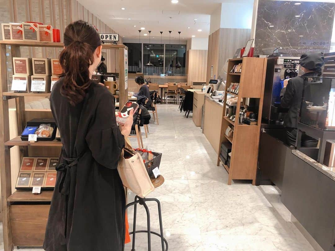 熱田久美さんのインスタグラム写真 - (熱田久美Instagram)「☕️Paul Bassett / 渋谷〔東京〕 ------------------- バリスタ世界チャンピオンの ポール･バセットによるエスプレッソカフェ。 生豆の選定から焙煎、抽出まで徹底的にこだわっていることもあり「コーヒーがおいしい！」って素直に思えるカフェ。𖠚ᐝ✨ この日はオーディション現場で近くに行ったので カフェラテのテイクアウトを！ ・ お店が主催？しているコーヒーセミナーが気になってます…☺️笑 ヒカリエに行った際は、ぜひ立ち寄ってみてね！ ・ #渋谷ヒカリエ #渋谷カフェ #コーヒーのある暮らし #コーヒー好きな人と繋がりたい #バリスタ #カフェラテ中毒 #かふぇ #かふぇめぐり #paulbassett #ポールバセット」2月17日 22時55分 - kuumi1125