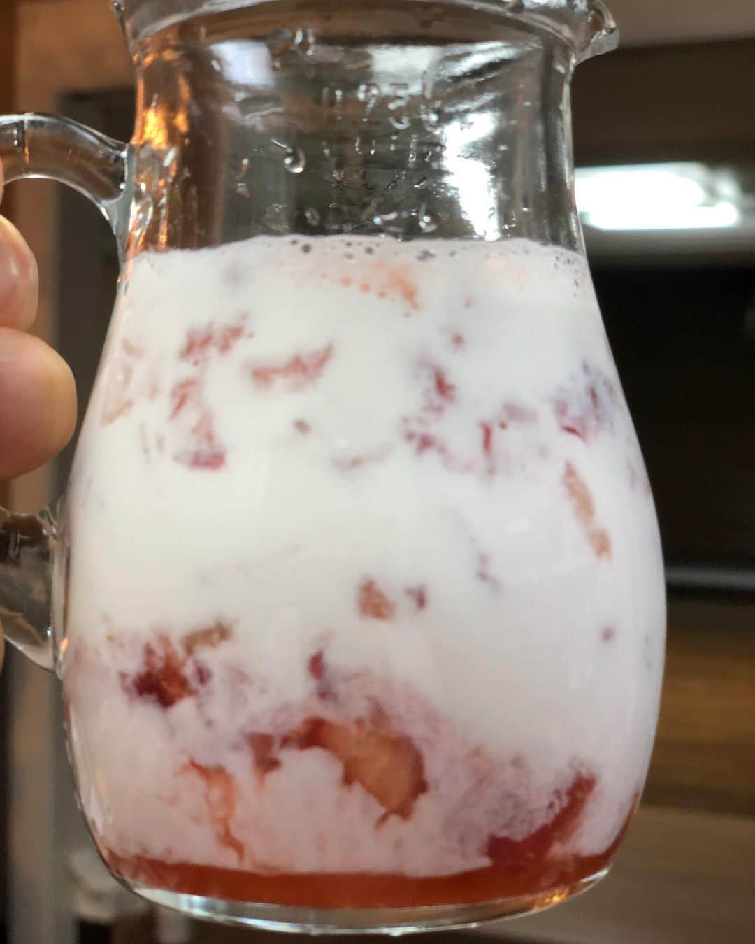 チェヨンのインスタグラム：「🍓딸기를  잘게 썰어서  요거저거 넣고 만든  수제딸기우유🥛💕 계량저울 쓰니까 좋구만~~^^ 😝  음청 맛있오  불루베리우유도 만들었는데  사진이 읍네 ㅠㅠ」