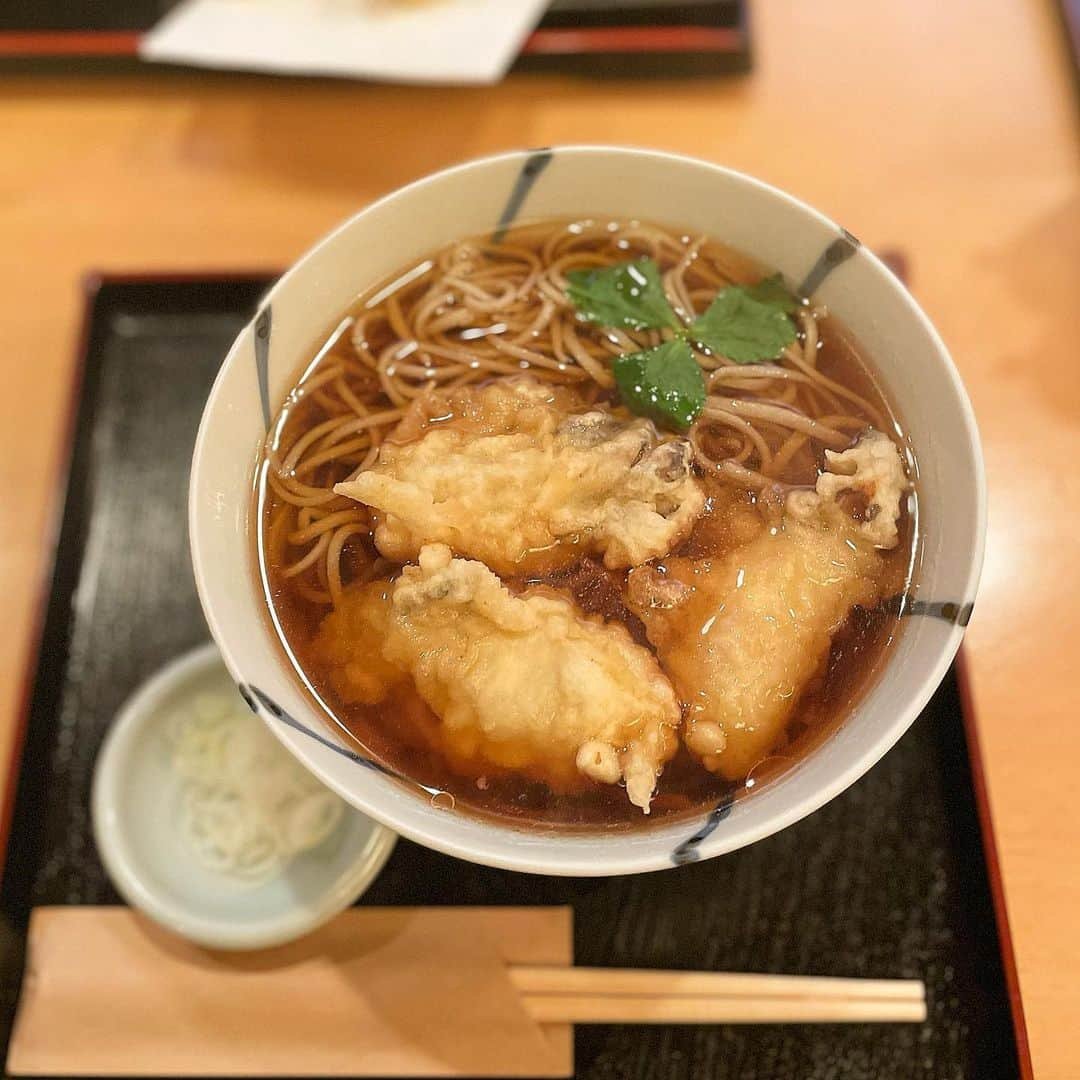 土井地博さんのインスタグラム写真 - (土井地博Instagram)「旬のものを食べる。  松永の牡蠣天そば、久しぶりに。 牡蠣はいつも丸々と太った良品で苦味もえぐみもないもの。 相変わらず美味しくいただきました😎  #蕎麦 #原宿 #harajuku #tokyo」2月17日 22時59分 - hiroshi_doiji