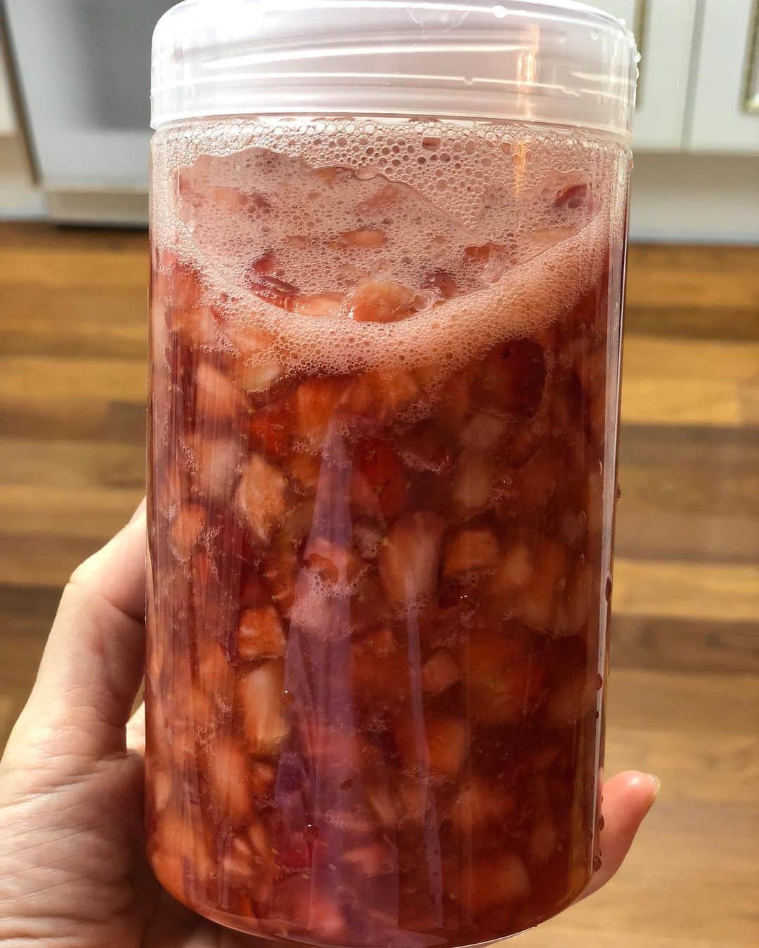 チェヨンさんのインスタグラム写真 - (チェヨンInstagram)「🍓딸기를  잘게 썰어서  요거저거 넣고 만든  수제딸기우유🥛💕 계량저울 쓰니까 좋구만~~^^ 😝  음청 맛있오  불루베리우유도 만들었는데  사진이 읍네 ㅠㅠ」2月17日 22時59分 - chaeyeon_lee