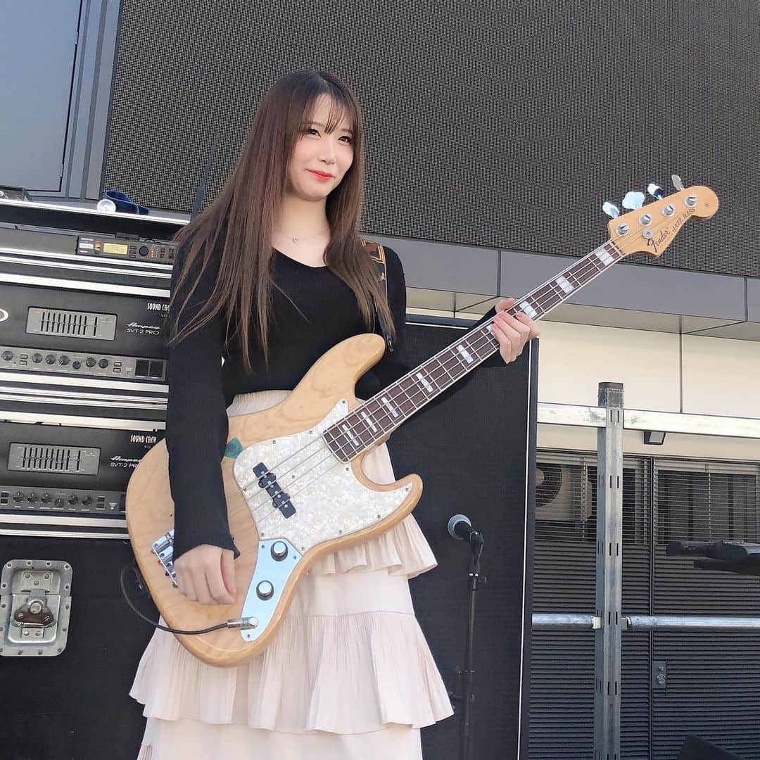 AKARIさんのインスタグラム写真 - (AKARIInstagram)「ラスト！ ニヤついててボツになった写真。（笑） . 今からInstagramのストーリーで質問返しするね💪 . . . #dailylook #fashion #ootd #music #musician #bass #bassguitar #acdc  #bassist #japanesegirl #japan #follow #pink #koreanfashion #bassgram #groove #slapbass #basssolo #YouTube #youtuber #bass #ベース #ベース女子 #red #akaちゃんねる　#bassgirls #ベース弾いてみた」2月17日 23時00分 - akaringobass