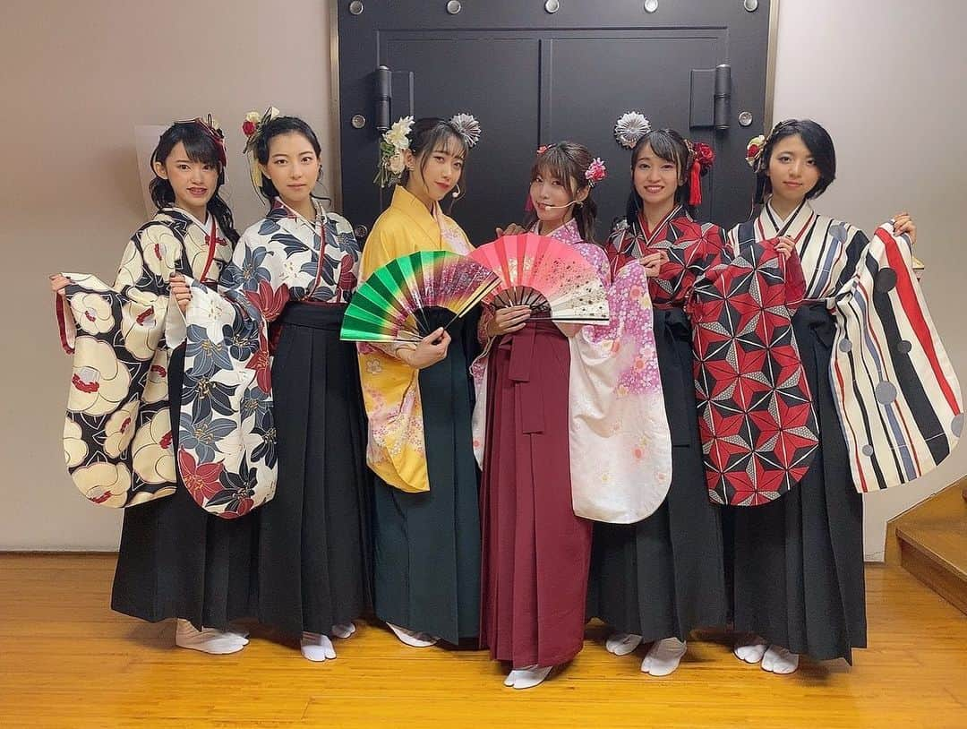 MIAKAさんのインスタグラム写真 - (MIAKAInstagram)「2/13#令和華伝単独公演 無事に終えました！ 足を運んでくれた皆様、配信を見てくれた皆様ありがとうございました！ 去年の5月の単独公演予定から困難続きでやっとやっと迎えられた単独公演でした。 そんな中、私は体調不良で活動休止にもなってしまいましたが、こうやってこの舞台で戻ってくる事ができました。 令和華伝としてパフォーマンスするのは約１年ぶりで緊張していましたが、凄く楽しかったです。 やっぱり私は歌う事が生き甲斐で舞台に立てる喜びを再確認できました。 そしてやっと新生令和華伝としての初めてのパフォーマンスも届ける事ができました！まだまだ大変な世の中ですけど、  ・こんな時期の中、日常を忘れて楽しめました❗ ・舞台で踊れることの喜びが表情からも歌声からもあふれでていた。 ・延期ありでやっとのことで開催できたメンバーの思いが強く伝わってきた！  などなど、沢山嬉しいコメントを見ました😢私達で笑顔に元気に、何かの力の糧になってくれたら嬉しいです。 正直、当時の私はこの舞台に立ってるのが想像つきませんでした。 でも、メンバーやプロデューサーや周りの皆がサポートしてくれたおかげでこの舞台で絶対戻るんだ！とゆう気持ちにさせてもらえて、私はこうやってまた皆とこの舞台に立てました。 支えてくれた皆には感謝の気持ちでいっぱいです。 ここまでの色んな想いがあって、本番はうるうるでしたがそこは堪えて全力で楽しませてもらいました。 ありがとうございました。 たくさん伝えたい事あるけどここまでにしておきますw 今回来れなかった人もそうでない人もまた次回是非！遊びに来て下さい‼︎ また必ずお会いしましょう🤗 ・ ・ ②OAを飾った可愛いKAGURAMUSOU ③かっこよすぎな武楽座の皆さん ④鳥肌演奏をしてくれた和楽器奏者の皆さん ・ 本当にありがとうございました😭🙏 ・ ・ ・ #４人でひとつ  #再出発 #新生 #令和華伝  #単独公演 #百花繚乱  #伝統芸能 #能舞台 #能楽殿 #和背負い  #ありがとうございました😊  #和楽 #ユニット #グループ #和服美人  #着物美人 #美亜華　 #たまに長文なるインスタw」2月17日 23時01分 - miaka.jp