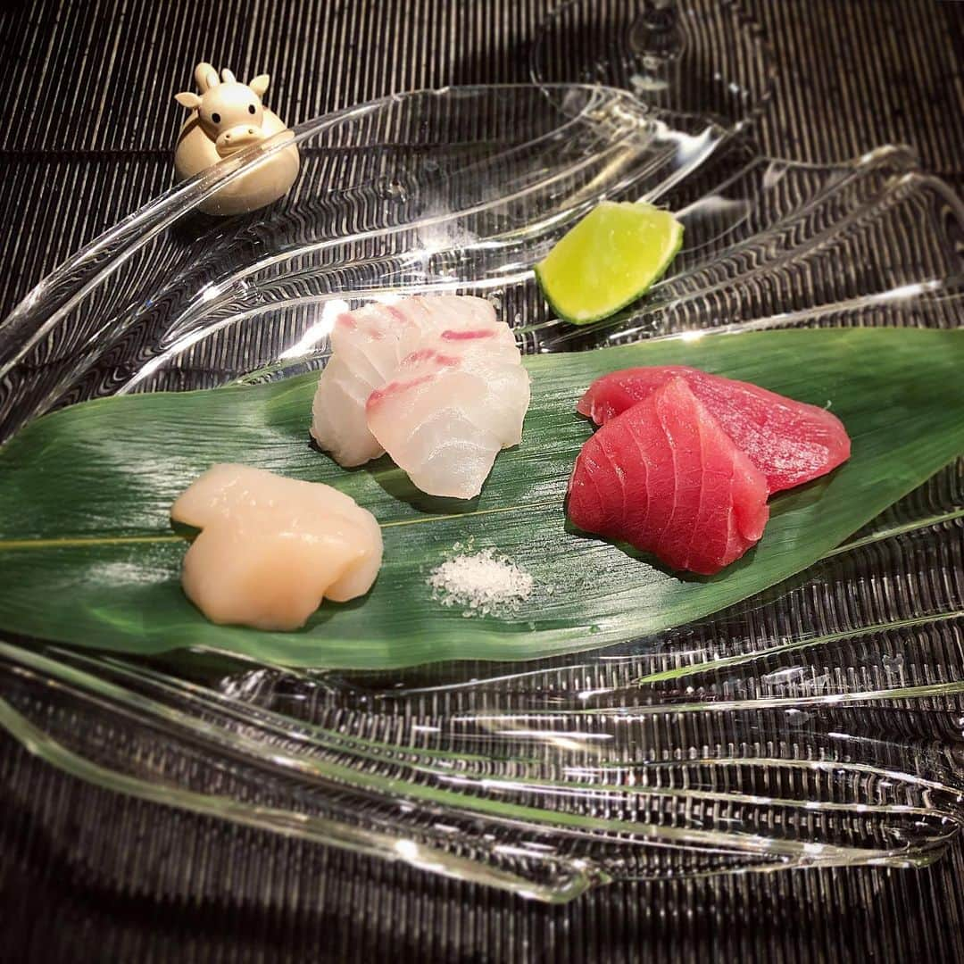 榊山敬代さんのインスタグラム写真 - (榊山敬代Instagram)「🐟🍣… ・ 週末のごちそうでは お刺身プレート制作  この日は  ４種類の美しいお造りのセットと 目が合いまして迷わず連れて帰り 食べやすいひと口サイズに切って 笹の葉の上になかよく盛り付けて 岩塩や柑橘系を添えてできあがり  器は金魚という名前がついてまして お刺身も合うかなとコラボなひと皿  ところで  最近美味しいホタテとご縁があり ホタテに目覚めてしまったこの頃  今年も外食しないかわりに おうちごはんで上質な食材 を選択して味覚を鍛えたい  味覚を鍛えるのも感性や 未来の作品のための修行  すべては繋がっているから 日々の食も大切にしたいナ ・ ・　 #おうち時間 #enjoyhome ・ ・ ・ #休日の過ごし方  #盛り付けただけ #ホタテ #帆立  #笹の葉 #鯛 #Redsnapper  #Scallop #マグロ #鮪 #tuna #ご馳走 #夕食 #夜食 #dinner #おうちごはん  #おつまみ #healthy #food #seafood #osashimi #お刺身  #antipasto #artist #kitchen #日本画家 の #cooking #お料理こんなもん」2月17日 23時11分 - sakakiyamatakayo