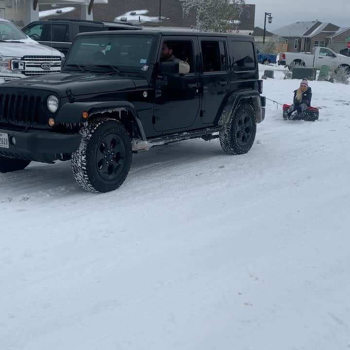 レイン・ギャリソンのインスタグラム：「My snow bunny @marykaitlin0614 making the most of having no power. Thank you @rubencolonpena @kelsiecolonpena and all our neighbors that banned together to help each other out.」