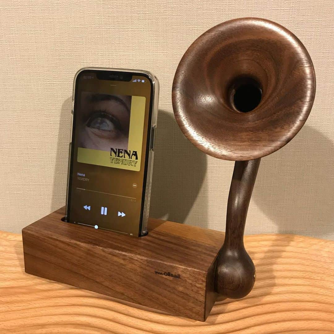 chocomooのインスタグラム：「最近一目惚れした木製スピーカーです🪵🔈 #studioollnall #ChocosLIKE」