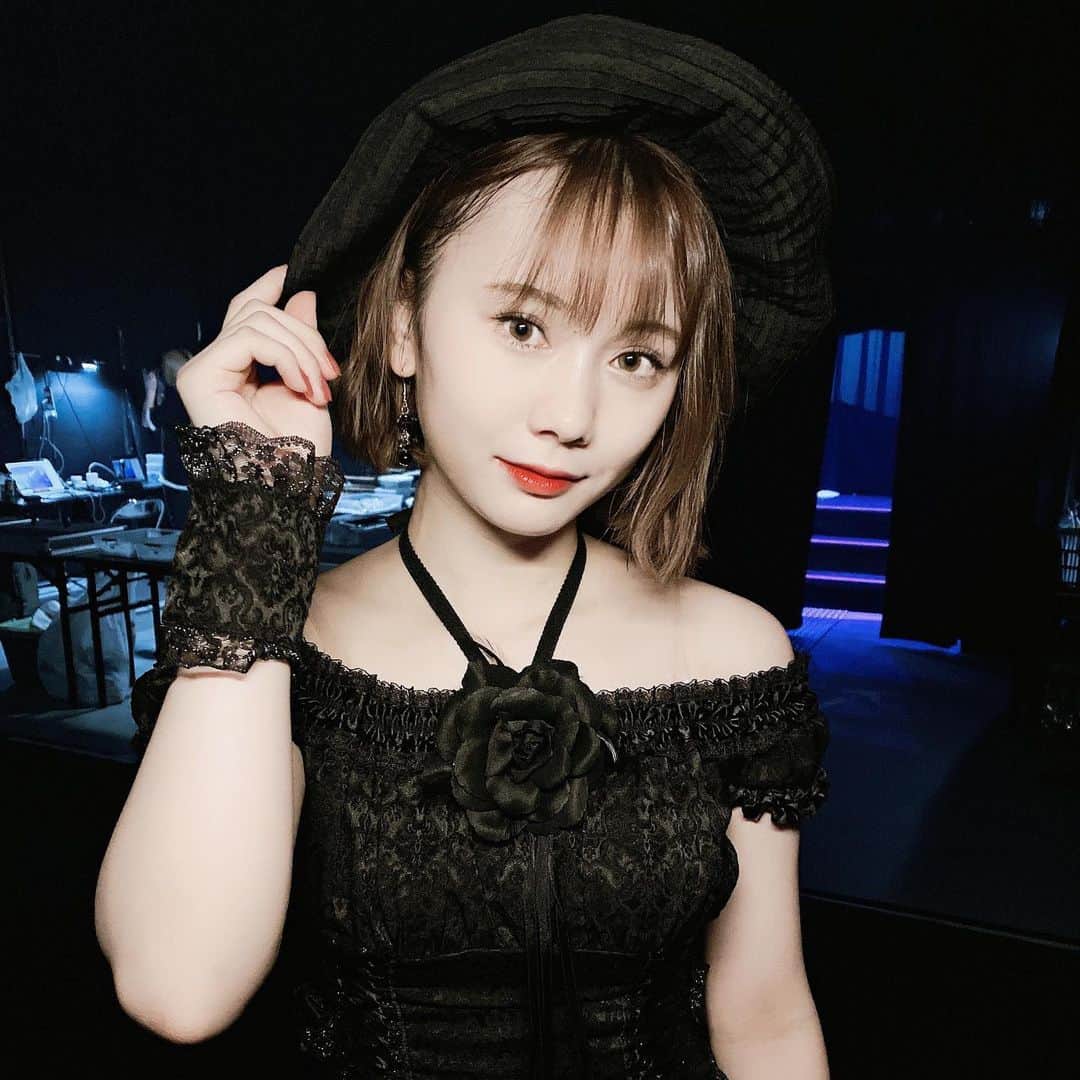 松本慈子のインスタグラム：「* 今日は、年末特別公演のリベンジ公演でした🎤私は、1回目の公演でのチームSトークに出演させて貰ったけど、2回目の公演でのコンビ対決も楽しそうやったな~🐰💟グループに素敵な2人ユニット曲が沢山あって、歌ってみたいものばかりです💭  ヒグラシノコイももう1回歌ってみたいな〜🖤🖤  #ske48 #松本慈子 #ヒグラシノコイ」
