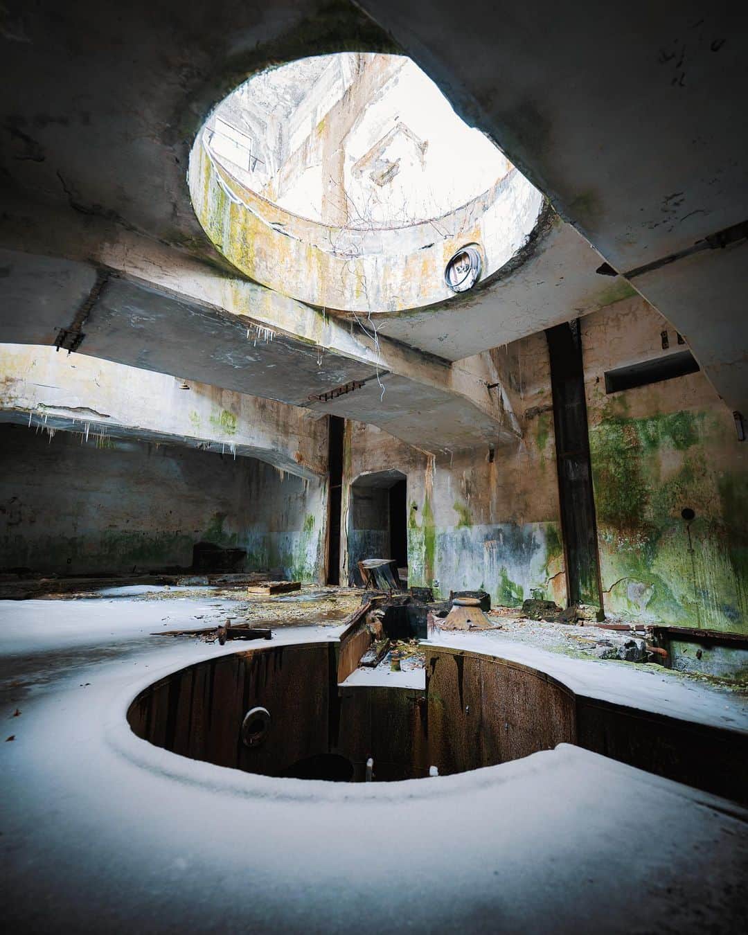 啝 （わ）のインスタグラム：「holes 𓆲 𓆲 𓆲 #abandonedafterdark #urbex_supreme #desertedplaces #abandon_seekers_ #urbex_regards #welcometwoneverland #kings_abandoned #abandonedcentral #the_urbex_institute #renegade_abandoned #rsa_preciousjunk #glitz_n_grime #gotrespassing #savethedecay #bandorebelz #abandoned_addiction #abandoned #urbex #global_urbex #urbex_utopia #abandonig #allabandoned #urbex_kings #sombrexplore #grime_lords #urbxtreme #all_is_abandoned #discarded_butnot_forgotten #廃墟 #made_in_decay」
