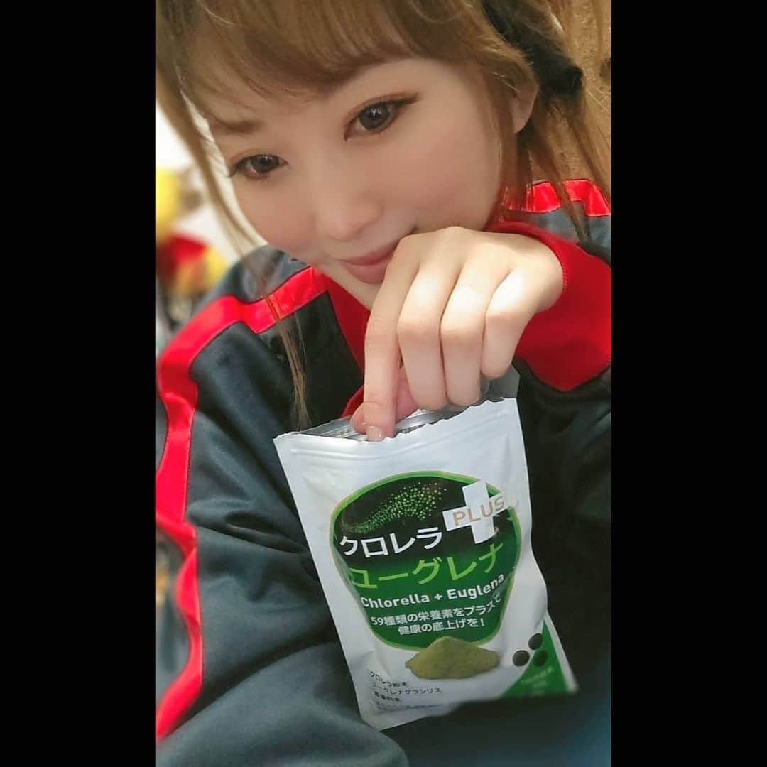 松浦麻里奈のインスタグラム：「ユーグレナもクロレラも、昔から存在している 単細胞生物で、ワカメや昆布などと同じ藻の仲間😲🌞  40種類以上の栄養成分がバランスよく含まれている「クロレラ」 ビタミンやミネラル、アミノ酸、不飽和脂肪酸の DHAやEPAなど59種類の栄養素を含む「ユーグレナ」 😏  普段補えない栄養を摂取する( ◜‿◝ )♡ 匂いは凄い！笑  ギュッと凝縮されてるのがわかるほど(◕દ◕) でも飲んでみると全然平気！！  意外と、沢山入ってるから家族と共有してもいいかも😆 ＥＰＡあるのいい！！これはなかなか食事では補えない。  ちなみに、 ユーグレナの油脂成分がジェット燃料に適した 構造を持つこともわかり、バイオ燃料としての 新たな可能性も注目を集めてるんだとか。  すご！  健康や美容面だけでなく、 環境保全の観点からも未来の地球を救うユーグレナ😯👍  #クロレラ #ユーグレナ #クロレラ_ユーグレナ #クロレラサプライ #monipla#chlorellasupply_fan #サプリメント#体質改善#美容#美肌#美意識#美意識向上 #美容好き #野菜#酵素#石垣島#海#ビタミン#VITAMIN #健康#長寿#食品#夜ご飯の前に#お食事と共に#pr」