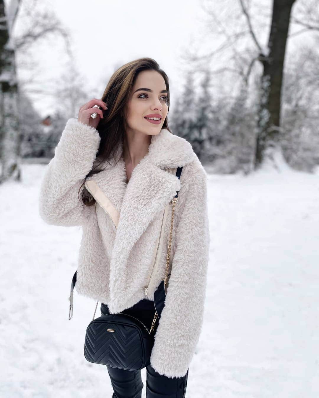SHEINさんのインスタグラム写真 - (SHEINInstagram)「Snow much fun ☃🤍 @marika_photomodel  Shop Item #: 1715609  #SHEINgals #SHEINstyle #SHEINSS21 #teddyjacket」2月17日 23時13分 - sheinofficial