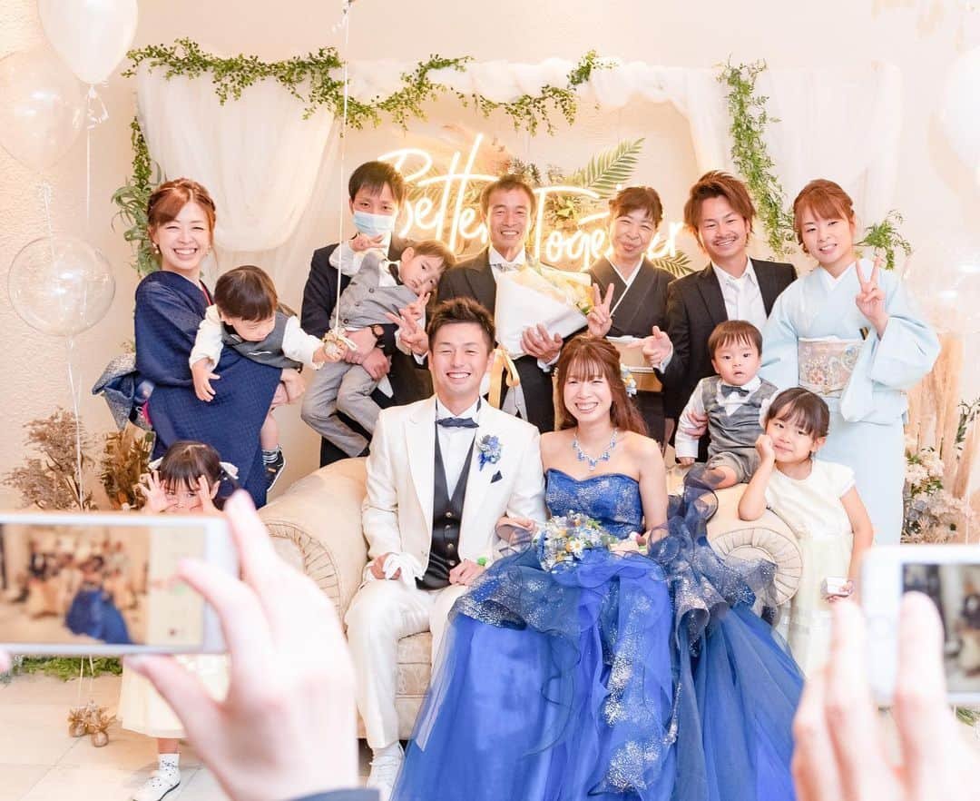 福井結婚式 ヴィラグランディス福井さんのインスタグラム写真 - (福井結婚式 ヴィラグランディス福井Instagram)「【Kizuna】 ・ ・ 待ちに待った この日 ・ この日の為に サプライズでおふたりの為に 一生懸命 ダンスの練習をしてきた 甥っ子さんと姪っ子さん♡ ・ “おめでとう“の気持ちを込めて 一生懸命踊っている姿に みんなが心温かく 笑顔になりました♡♡ ・ ・ ご兄妹でサプライズで送る “子育て卒業証書“✨ ・ 今日で ご兄妹で最後の結婚式 ・ ご兄妹のみんなで 感謝を込めて送った “子育て卒業証書“✨ ・ ・ 親御様の すごく嬉しそうなお姿に とても幸せな気持ちになりました✨ ・ ・ ご兄妹、3人でのご退場✨ ・ お姉様の 『世界1かわいい！』のお言葉 とても愛情を感じ 心が熱くなりました✨ ・ ・ あぁー！結婚式っていいな！✨ ・ 家族って素晴らしいな！✨✨ ・ ・ 心からそう思いました✨ ・ ・ ・ ソーシャルディスタンスと言われてる今 ・ どんなに離れていても 繋がれるのは 心と心 想いなのではないかと思います ・ こんな時代だからこそ ・ 心が触れ合える 結婚式を ずっと伝え続けていきたいと思います ・ ・　 ・ 結婚式をとおして ・ 皆様の絆がさらに深まり これからの未来、日々が さらに幸せな人生 日々となりますように ・ ・ 心から 『 To All Lovers 』 〜すべての愛しい人へ〜 ・ ・ Wedding Thema 【 To Round 】 ・ ・ ・ #ヴィラグランディス福井 その他のお写真も気になる方はプロフィールから公式HPも是非ご覧ください▶︎▶︎▶︎」2月17日 23時14分 - villagrandis_fukui