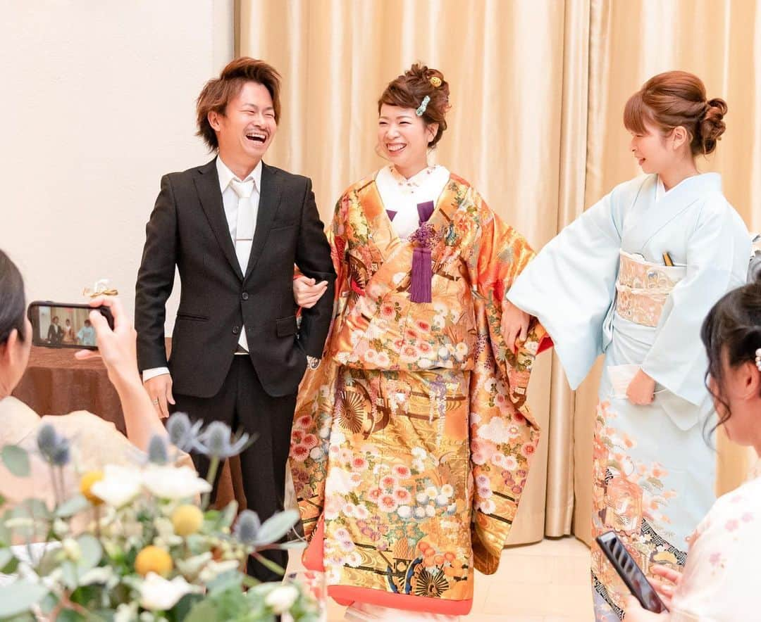 福井結婚式 ヴィラグランディス福井さんのインスタグラム写真 - (福井結婚式 ヴィラグランディス福井Instagram)「【Kizuna】 ・ ・ 待ちに待った この日 ・ この日の為に サプライズでおふたりの為に 一生懸命 ダンスの練習をしてきた 甥っ子さんと姪っ子さん♡ ・ “おめでとう“の気持ちを込めて 一生懸命踊っている姿に みんなが心温かく 笑顔になりました♡♡ ・ ・ ご兄妹でサプライズで送る “子育て卒業証書“✨ ・ 今日で ご兄妹で最後の結婚式 ・ ご兄妹のみんなで 感謝を込めて送った “子育て卒業証書“✨ ・ ・ 親御様の すごく嬉しそうなお姿に とても幸せな気持ちになりました✨ ・ ・ ご兄妹、3人でのご退場✨ ・ お姉様の 『世界1かわいい！』のお言葉 とても愛情を感じ 心が熱くなりました✨ ・ ・ あぁー！結婚式っていいな！✨ ・ 家族って素晴らしいな！✨✨ ・ ・ 心からそう思いました✨ ・ ・ ・ ソーシャルディスタンスと言われてる今 ・ どんなに離れていても 繋がれるのは 心と心 想いなのではないかと思います ・ こんな時代だからこそ ・ 心が触れ合える 結婚式を ずっと伝え続けていきたいと思います ・ ・　 ・ 結婚式をとおして ・ 皆様の絆がさらに深まり これからの未来、日々が さらに幸せな人生 日々となりますように ・ ・ 心から 『 To All Lovers 』 〜すべての愛しい人へ〜 ・ ・ Wedding Thema 【 To Round 】 ・ ・ ・ #ヴィラグランディス福井 その他のお写真も気になる方はプロフィールから公式HPも是非ご覧ください▶︎▶︎▶︎」2月17日 23時14分 - villagrandis_fukui