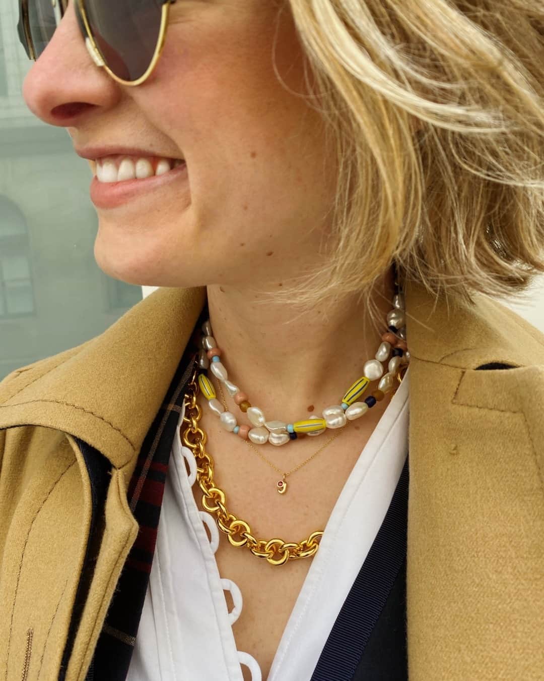 リジー フォルトゥナートのインスタグラム：「Gooooooood morning from all of the pieces found at the bottom of sister’s purse 👛😂☝️and yes, this does include our Mask Keeper double-wrapped as a necklace ✔️ #lizziefortunato」