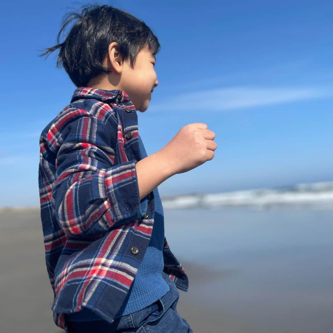 諸岡なほ子のインスタグラム：「いつまで息子に「かわいい」ってことばをかけていいものかちょっと考えてしまう一枚。おおきくなったなぁ。カメラの構図の力が大きいけど、なんだかすらりとしてきたもんだ。でも、かわいいんだよなぁ。すごく。」
