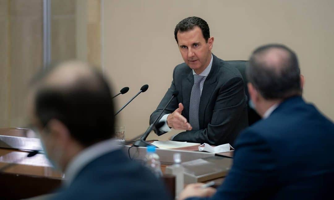さんのインスタグラム写真 - (Instagram)「الرئيس #الأسد يلتقي أعضاء #المجلس_الأعلى_للإدارة_المحلية والذي يعقد اجتماعاته اليوم في دمشق.  الرئيس الأسد خلال اللقاء:  -الإدارة المحلية بكل هيئاتها هي صلة الوصل المباشرة بين المواطن وبين الدولة، والأقدر على ايصال المعطيات على الأرض وربطها مع بعض، بما يمكّن الحكومة من اتخاذ القرارات الصحيحة وفق الأولويات التي تقتضيها حاجات المواطنين.  - اللامركزية قبل أن تبدأ بالقانون يجب أن تبدأ بالممارسة والمشاركة الفعلية ، وذلك من خلال الدور الذي يجب أن يقوم به المحافظون ومجالس المحافظات في تحريك المجتمع وتحفيزه على المشاركة في وضع تصورات للمشاكل والأزمات. - اللامركزية يجب أن تبدأ بالتمييز بين دور المحافظ و دور رئيس البلدية والتحديد الواضح للصلاحيات والمهام بما يمنع أي تداخل فيها.  - أهمية دراسة #القوانين الناظمة لعمل هيئات الإدارة المحلية ووضع ضوابط صارمة من أجل الحد من الفساد ومكافحة المخالفات بما فيها تلك التي تؤثر على النظام العمراني بشكل كبير.  - التشاركية بين #الإدارة_المحلية والبلديات والفعاليات الشعبية، يجب ألاّ تقتصر على البحث عن حلول للمشاكل الآنية فقط ، وإنما أيضا وضع تصورات ودراسات لمشاريع استثمارية وخاصة في المناطق الريفية بما يتناسب مع إمكانيات وموارد تلك المناطق ويحقق قيمة مضافة للمواطنين فيها. #SyrianPresidency #Syria #Assad」2月17日 23時18分 - syrianpresidency