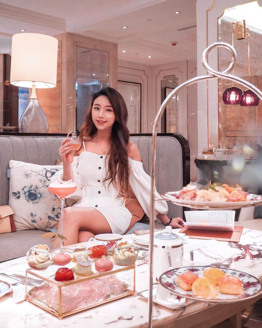 Moanna S.のインスタグラム：「Inspired by the limited edition @BVLGARI Rose Goldea🌹, @langhamhk has curated a stunning afternoon tea that showcases the joyful hues of BVLGARI’s existing brand codes and the hotel’s sweetest shades of pink!  Wardrobe: @thealica_   #LanghamStaycstion #langhamhk #LovingLangham」