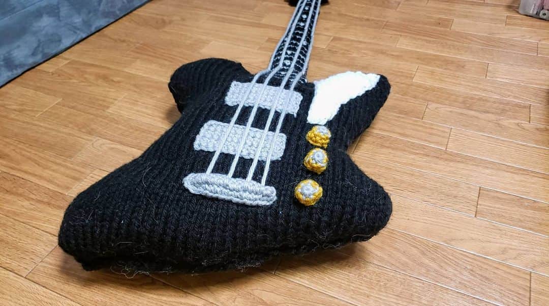アイパー滝沢さんのインスタグラム写真 - (アイパー滝沢Instagram)「新作編み物80 『エレキベース』Gibsonサンダーバード。 楽器シリーズ第3弾ホゥ。 弦楽器も3本目なのでなかなかの出来映えホゥ。どうやらGibsonのサンダーバードは編み物にしても格好良いらしいホゥ。 #knitting #Crochet #ハマナカ毛糸 #ジャンボニー #エレキベース #Gibson #electric_bass_guitar #bass #あみぐるみ #ギブソン #サンダーバード #アイパー滝沢 #編み物芸人 #編み物男子」2月17日 23時18分 - t.aipa