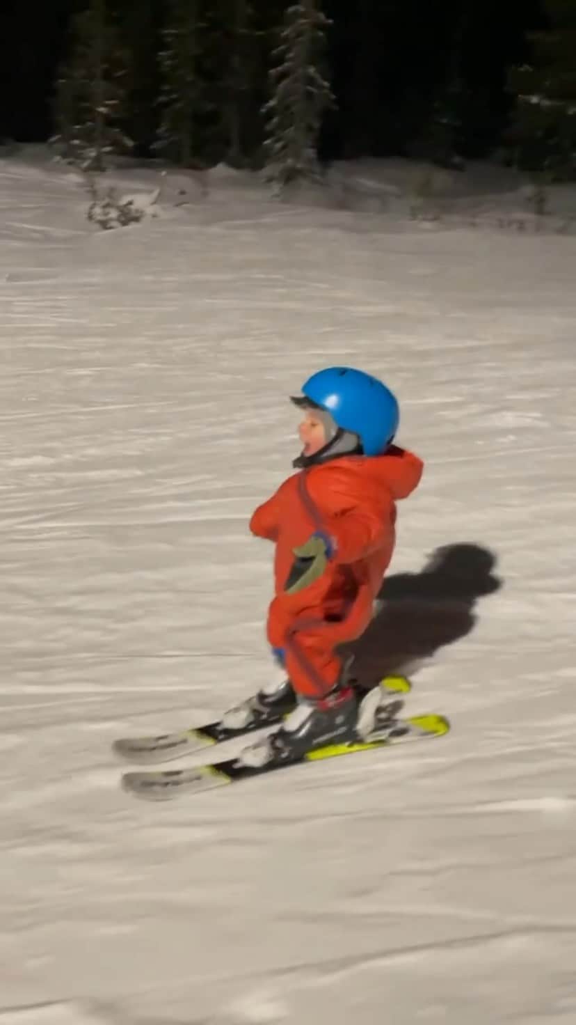 Fashion Kidsのインスタグラム：「imagine the happiness of this baby ⛷ ❤️ @josteinv  . #fashionkids #postmyfashionkid #kidsskiing」