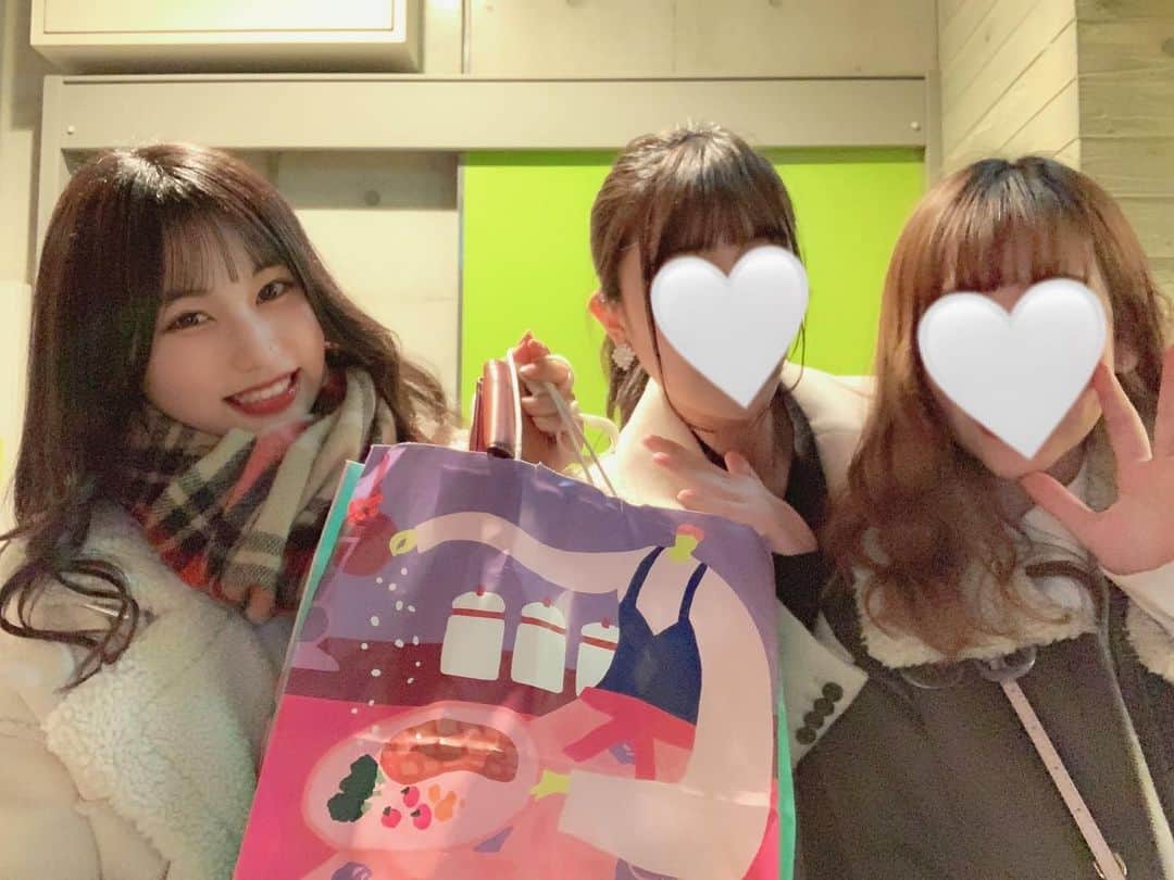 宮丸くるみのインスタグラム：「楽しいからめっちゃ笑顔の写真ばっか( ¨̮ )♡笑  誕プレも感謝…♡🥺  ・ ・ ・  #リリバリ #lilyofthevalley #アイドル #idol #jk #18歳 #高校生 #ロングヘア #ぱっつん前髪 #巻き髪 #黒髪 #スリーショット #📸」