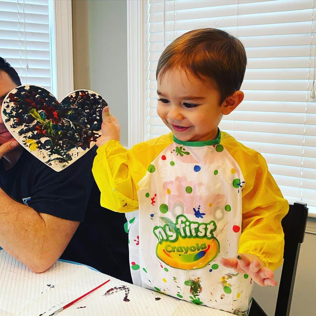 ディーナ・ニコール・コルテーゼのインスタグラム：「Our little Picasso 🎨 #boymom」