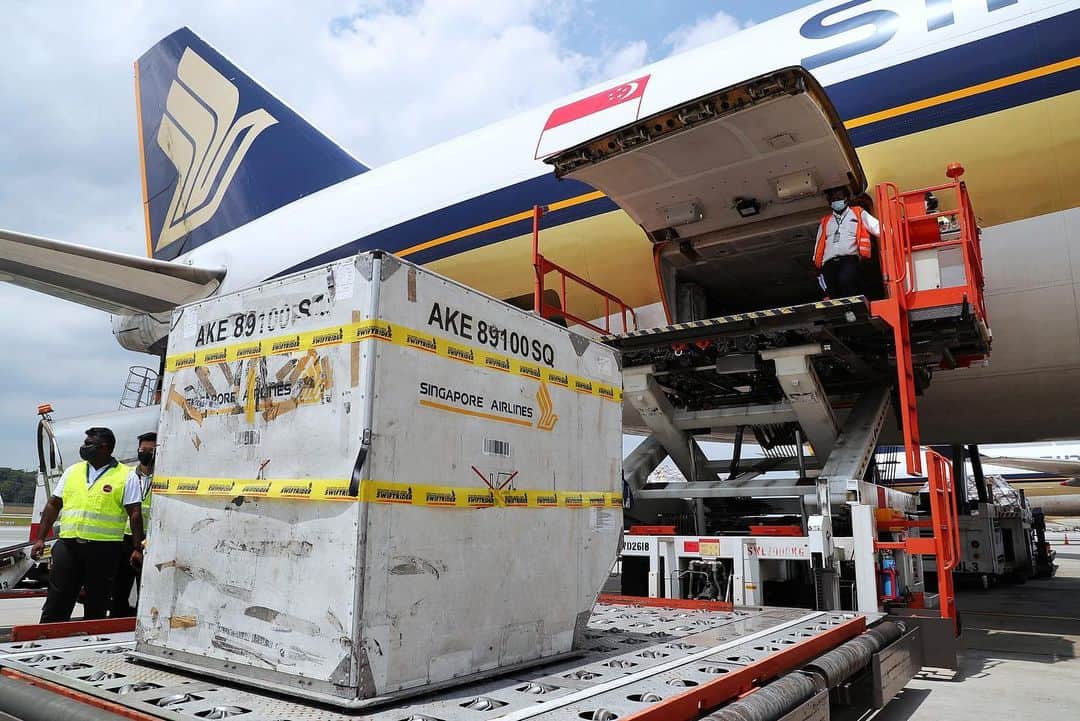 リー・シェンロンのインスタグラム：「Pleased to see the safe arrival of the first batch of Moderna’s COVID-19 vaccine this afternoon, earlier than expected. The Health Sciences Authority has given interim authorisation to use this vaccine in Singapore.  Our vaccination programme is proceeding smoothly. The latest delivery will allow us to continue as planned. More vaccination centres will open soon across Singapore. I hope seniors will book their appointments when their turn comes, so that we can all stay protected together.   Until then, do continue to follow safety regulations, wear masks, and remember safe distancing! – LHL  (MCI Photo by Zinkie Aw)」