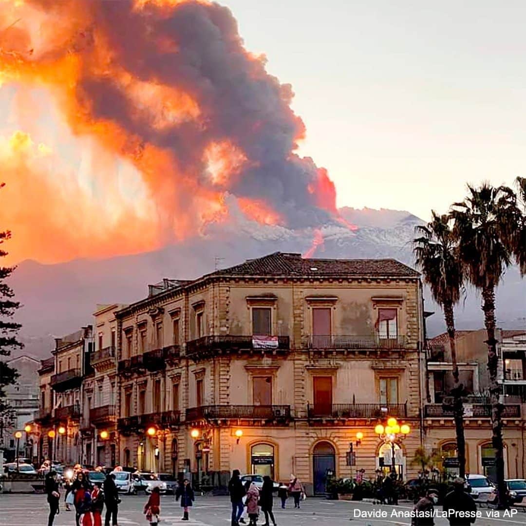 ABC Newsさんのインスタグラム写真 - (ABC NewsInstagram)「Mount Etna in Sicily—one of Europe's most active volcanos—had a spectacular eruption, sendin smoke and ash billowing into the sky. #mountetna #volcanoeruption #volcano #international」2月17日 23時37分 - abcnews